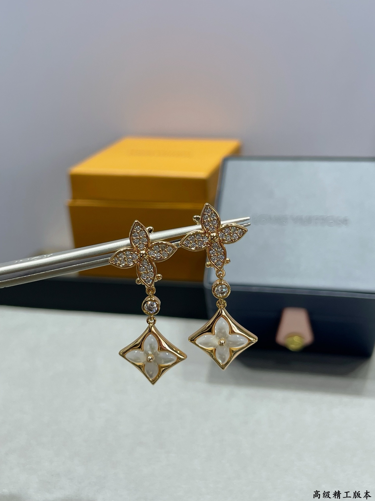 LV Two flower diamond white shell Earrings