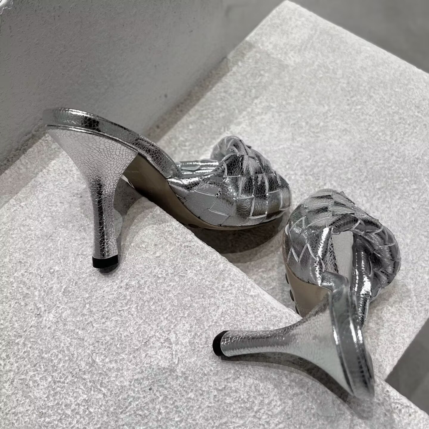 UA Bo*te*ga Ve*ne*ta Blink Slides