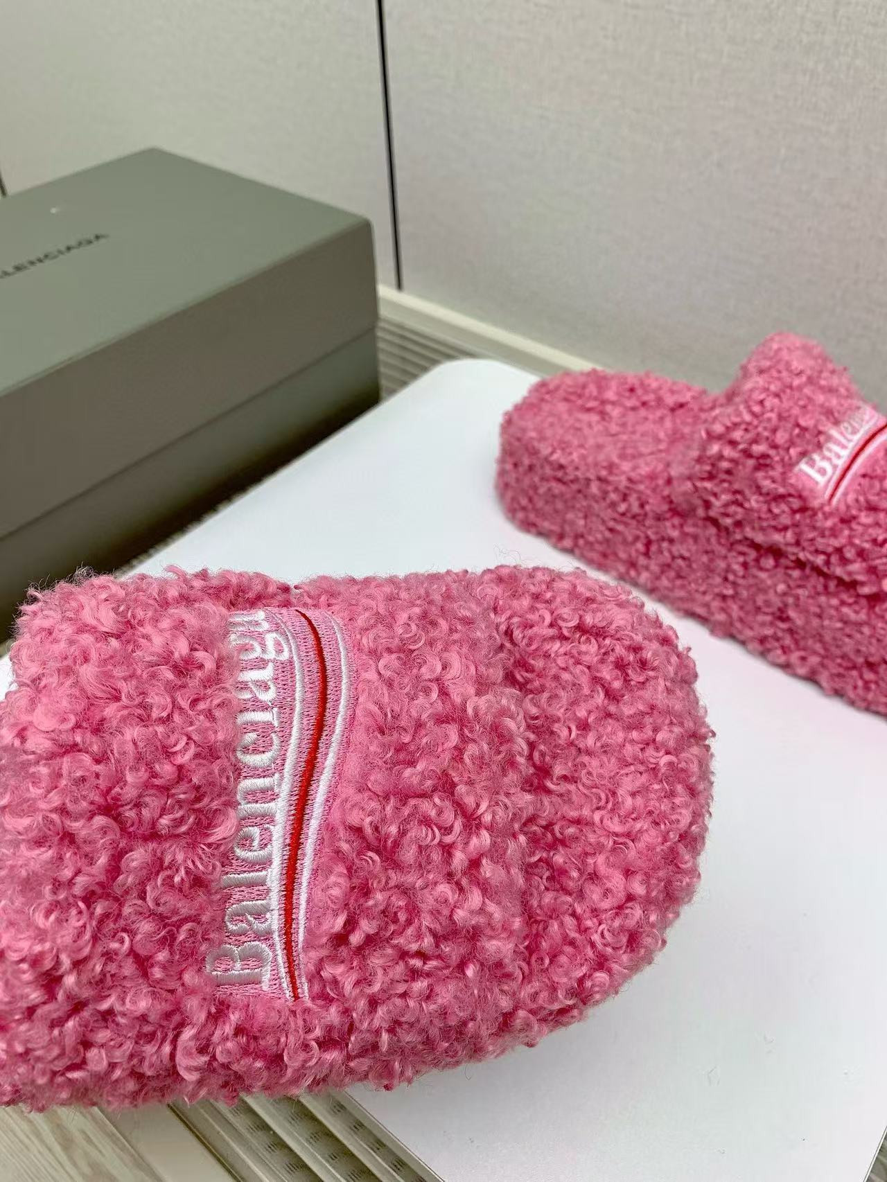 UA Ba*len*cia*ga SLIDE