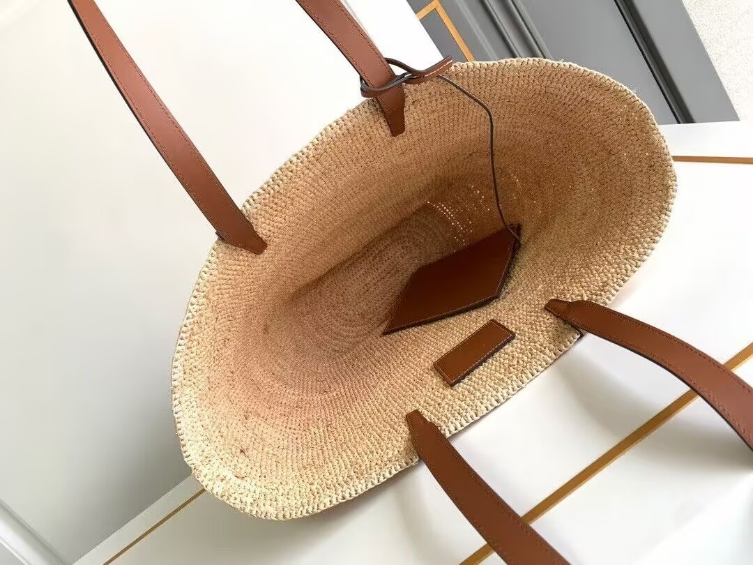 Ce**e MEDIUM S*pPLE Ce**e CLASSIC PANIER IN Raffia and calfskin 22x30x14cm