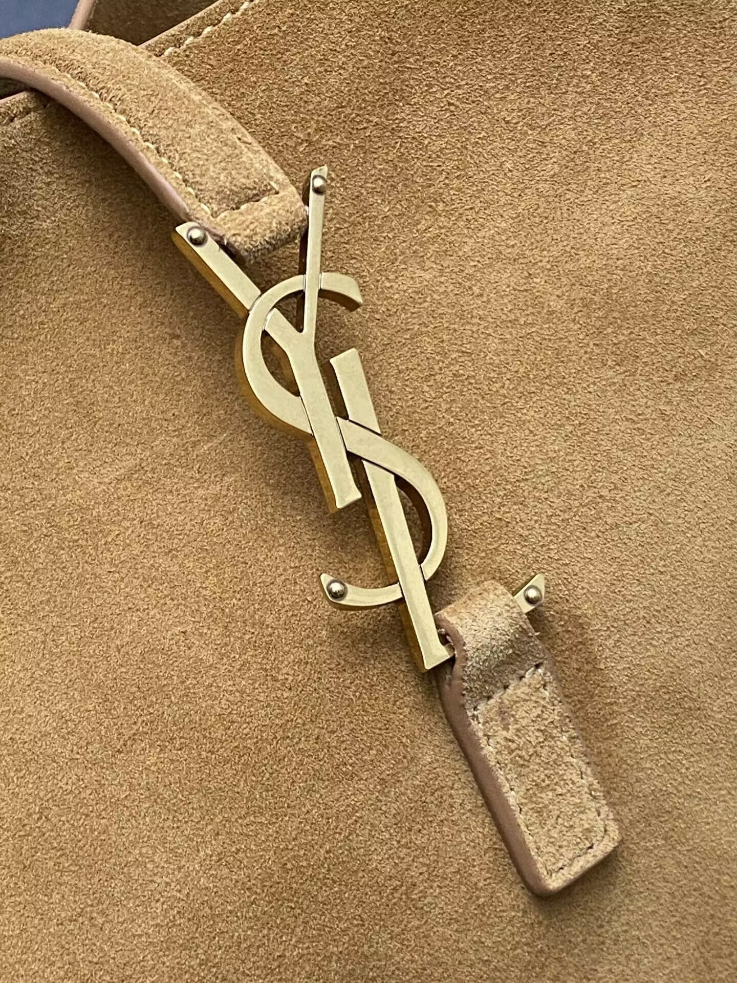 Y*L LE 5 À 7 S*pPLE IN SUEDE 23x22x8CM