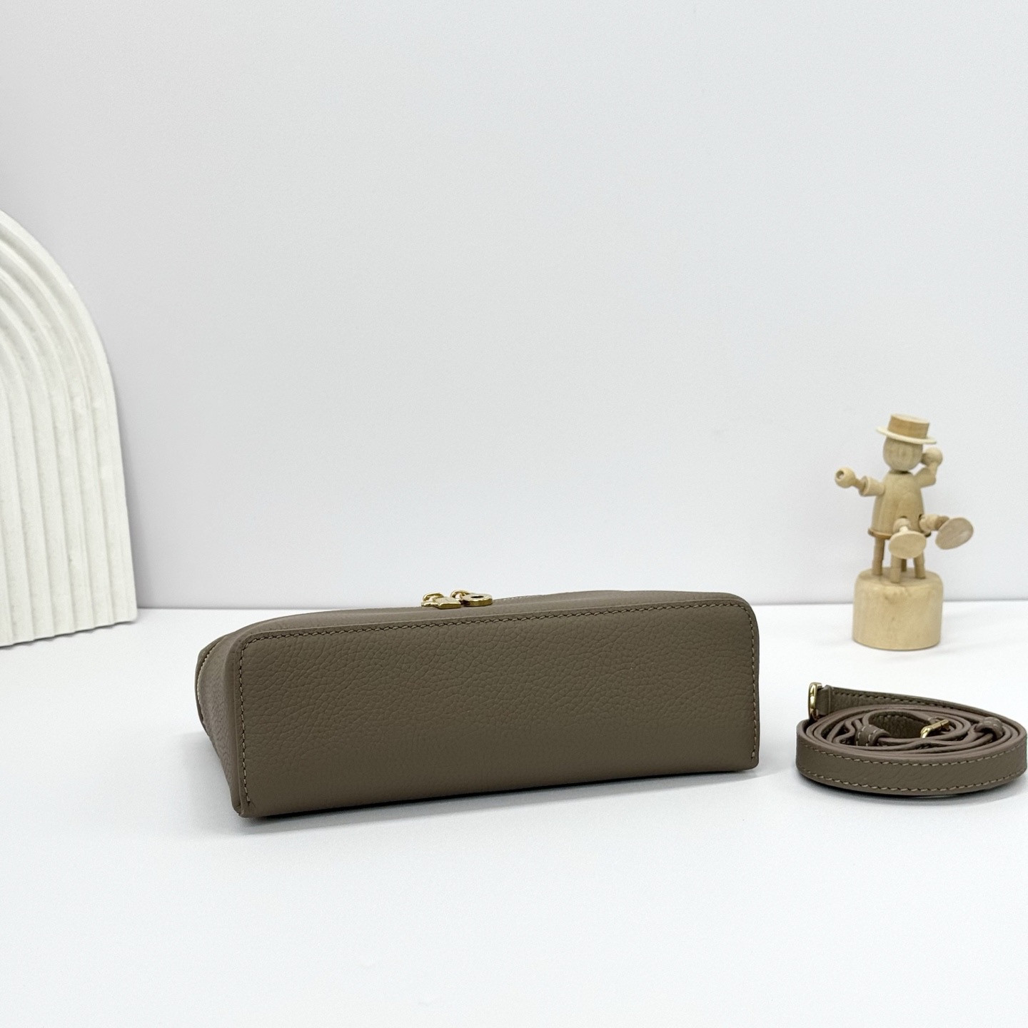 L**o p*ana Extra Pocket L19 Grained Calfskin 11 x 19 x 6.5 cm