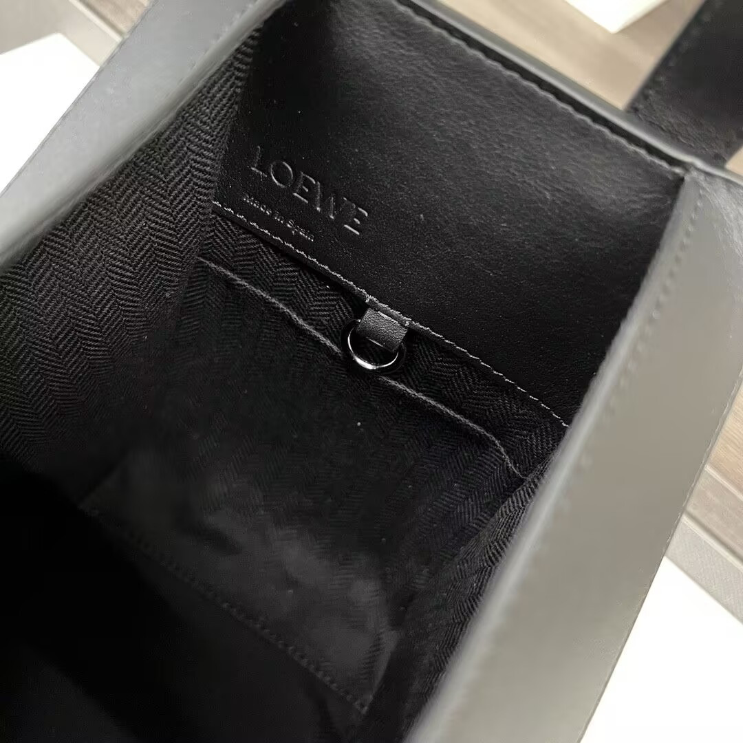 L0ew* Compact Hammock bag in classic calfskin 20.8x14.4x19.5cm