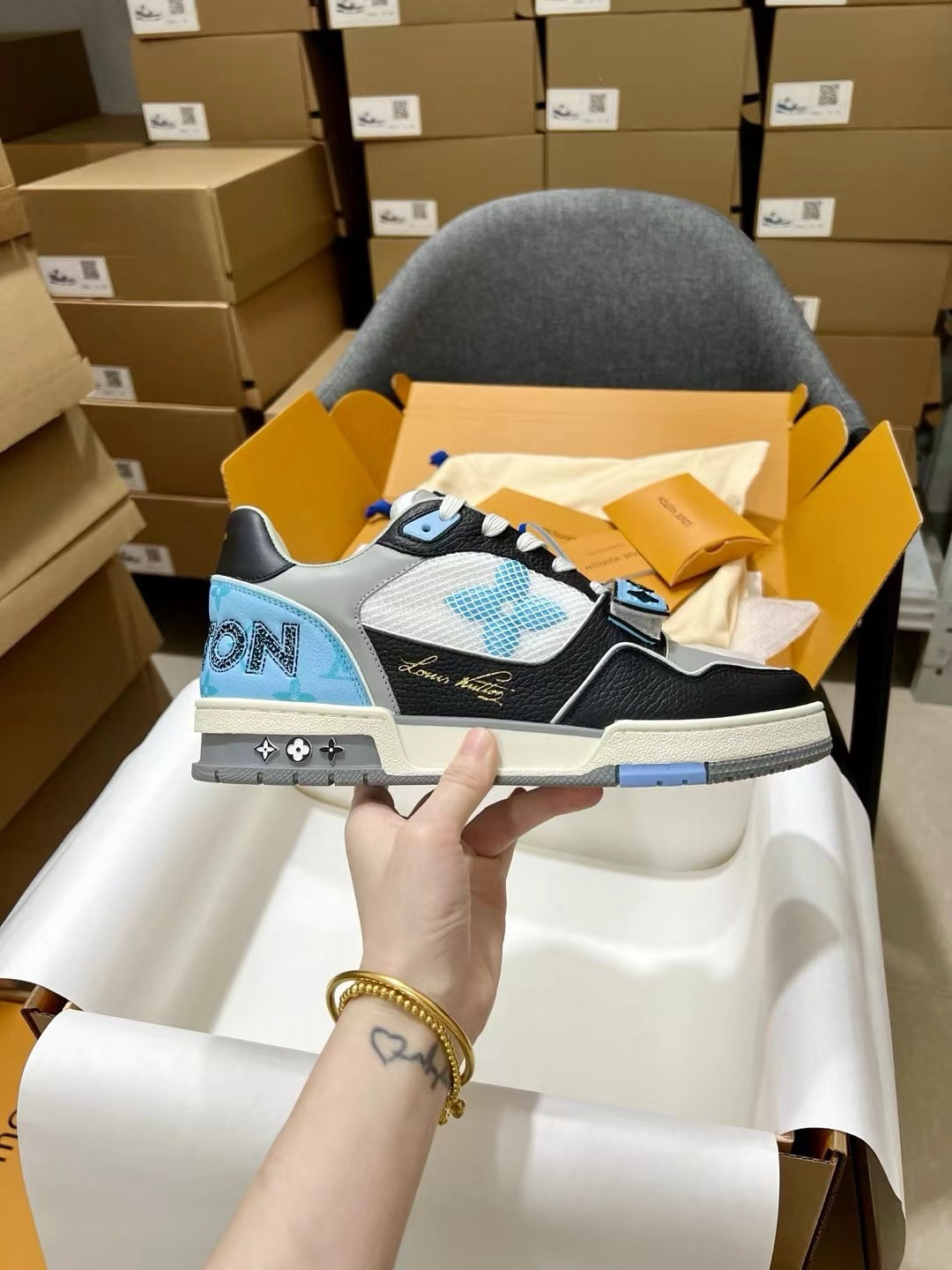 UA L0*is V*t0n LV Trainer Blue Grey Black