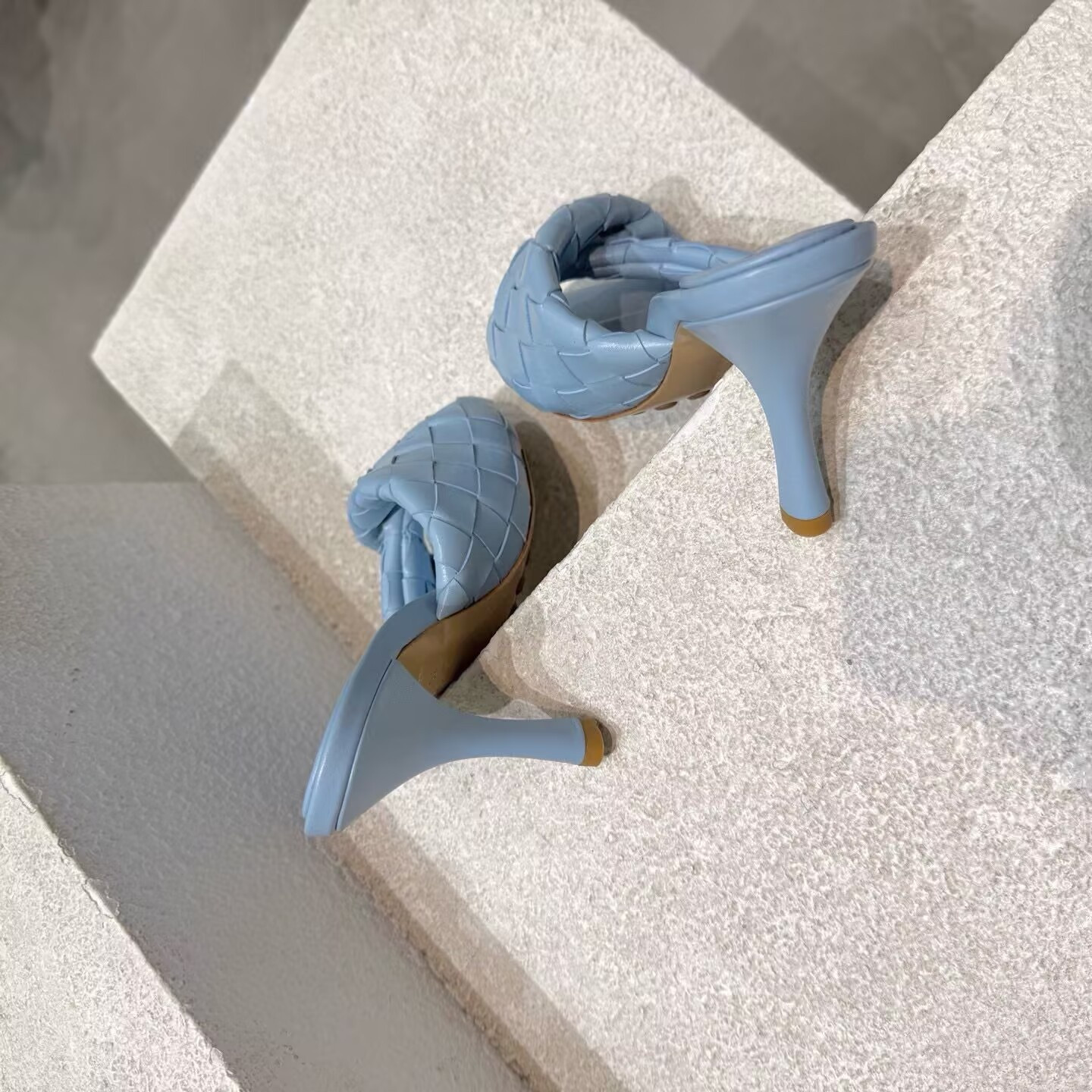 UA Bo*te*ga Ve*ne*ta Blink Slides