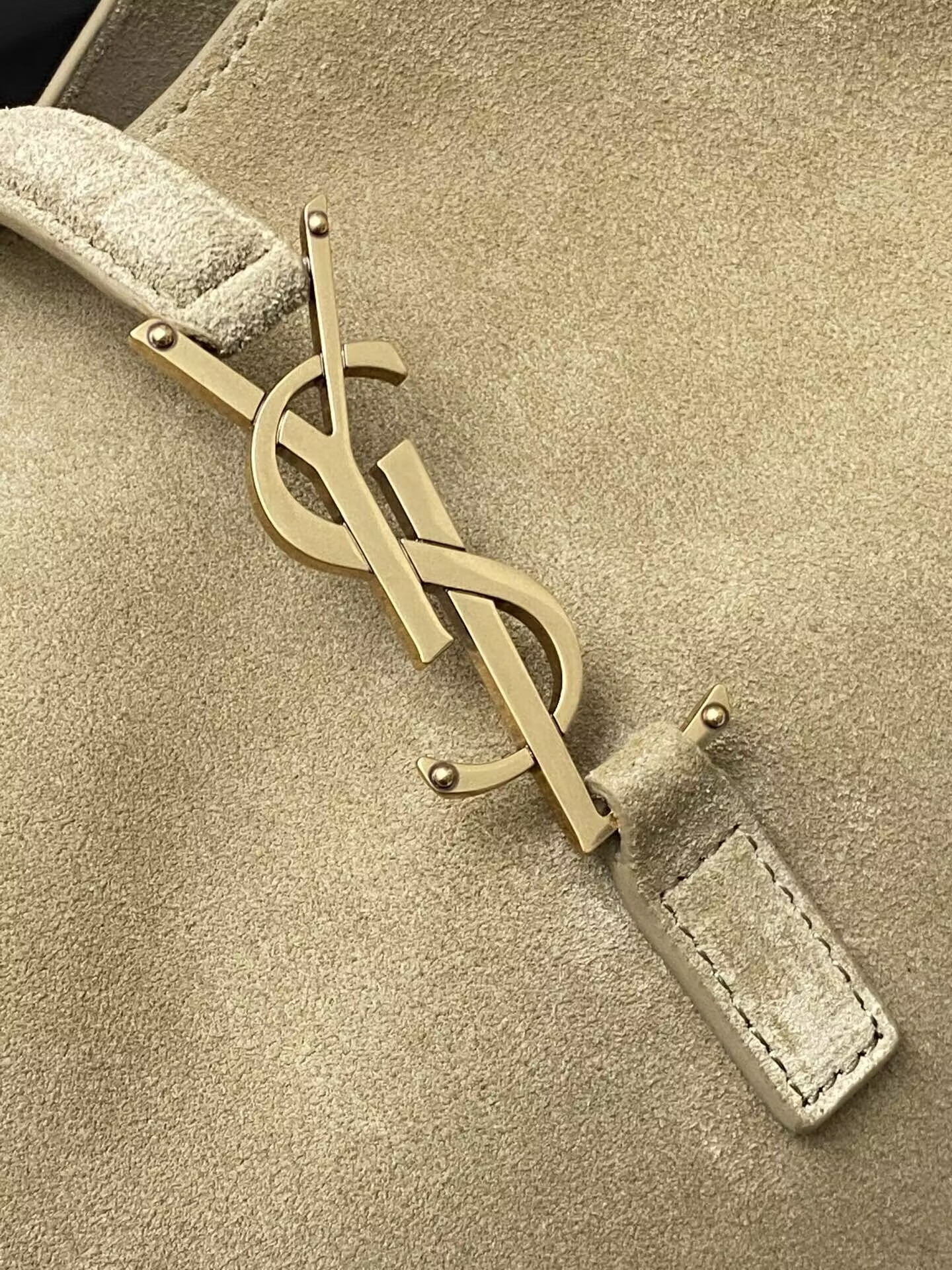 Y*L LE 5 À 7 S*pPLE IN SUEDE 23x22x8CM