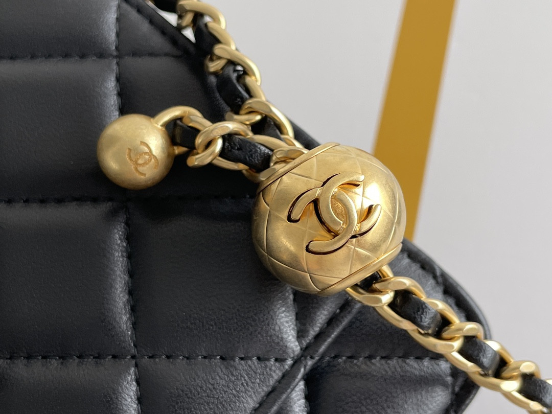 Ch*el CLASSIC WALLET ON CHAIN 4.8 × 7.5 × 1.4 in