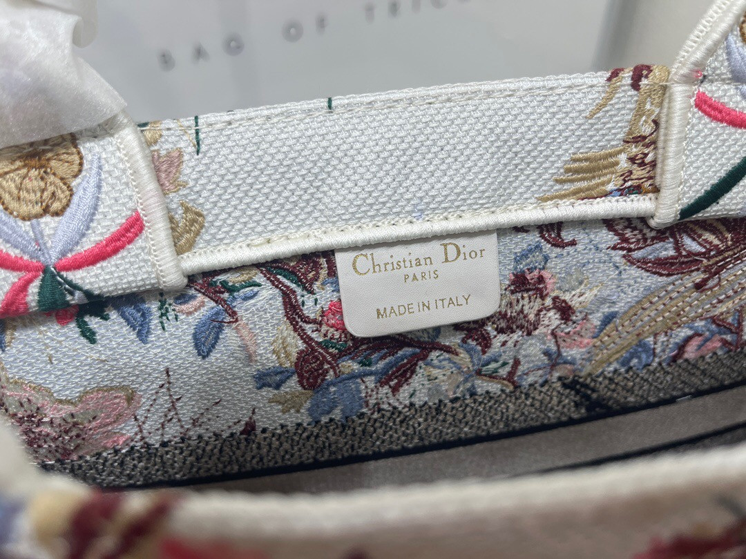 MEDIUM D*0r BOOK TOTE White Multicolor Dragon Zodiac Embroidery 36 x 27.5 x 16.5 cm