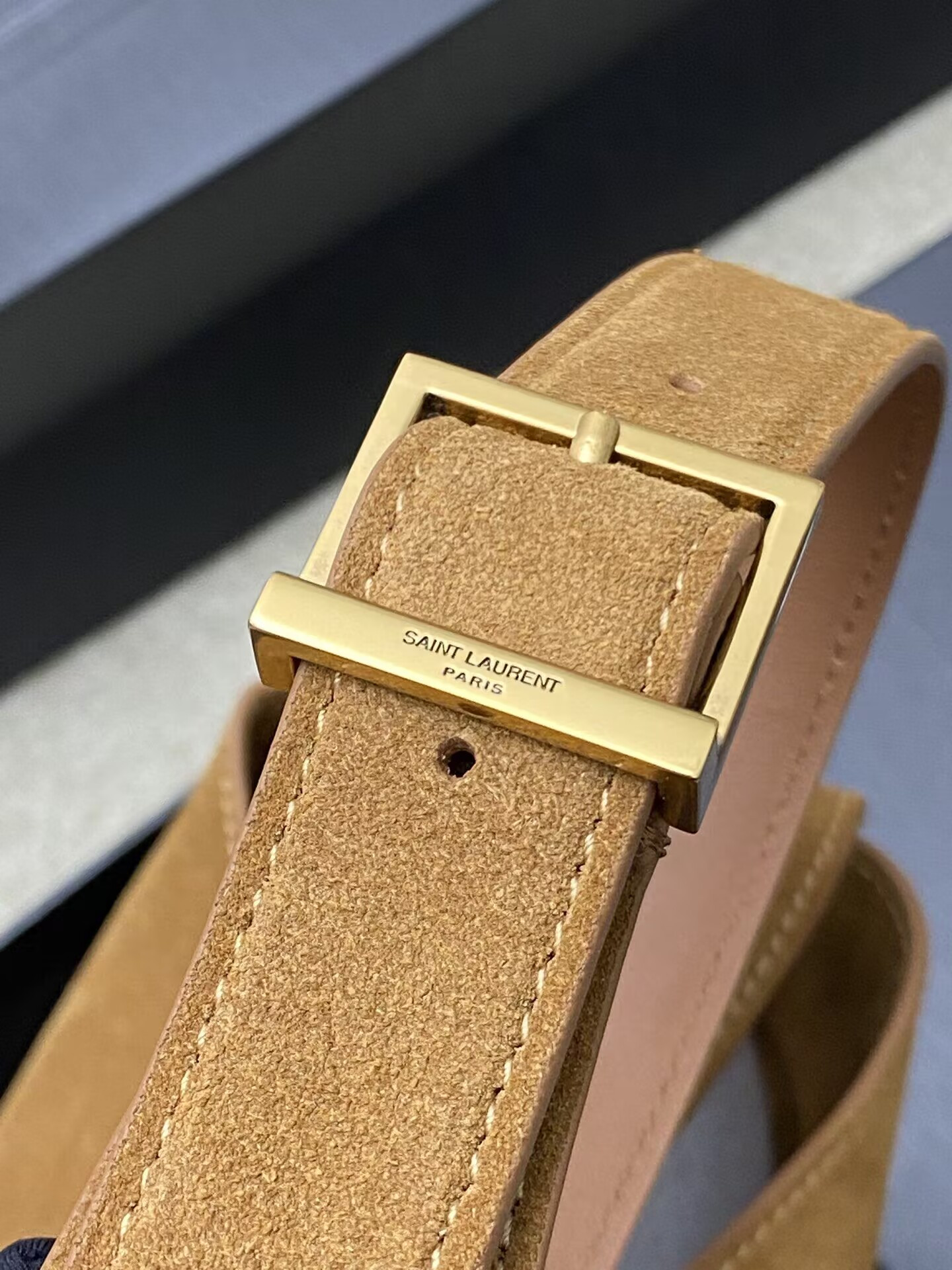 Y*L LE 5 À 7 S*pPLE IN SUEDE 23x22x8CM