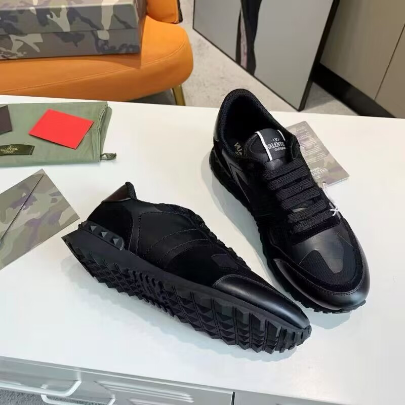 UA va*t*no Garavani Rockrunner