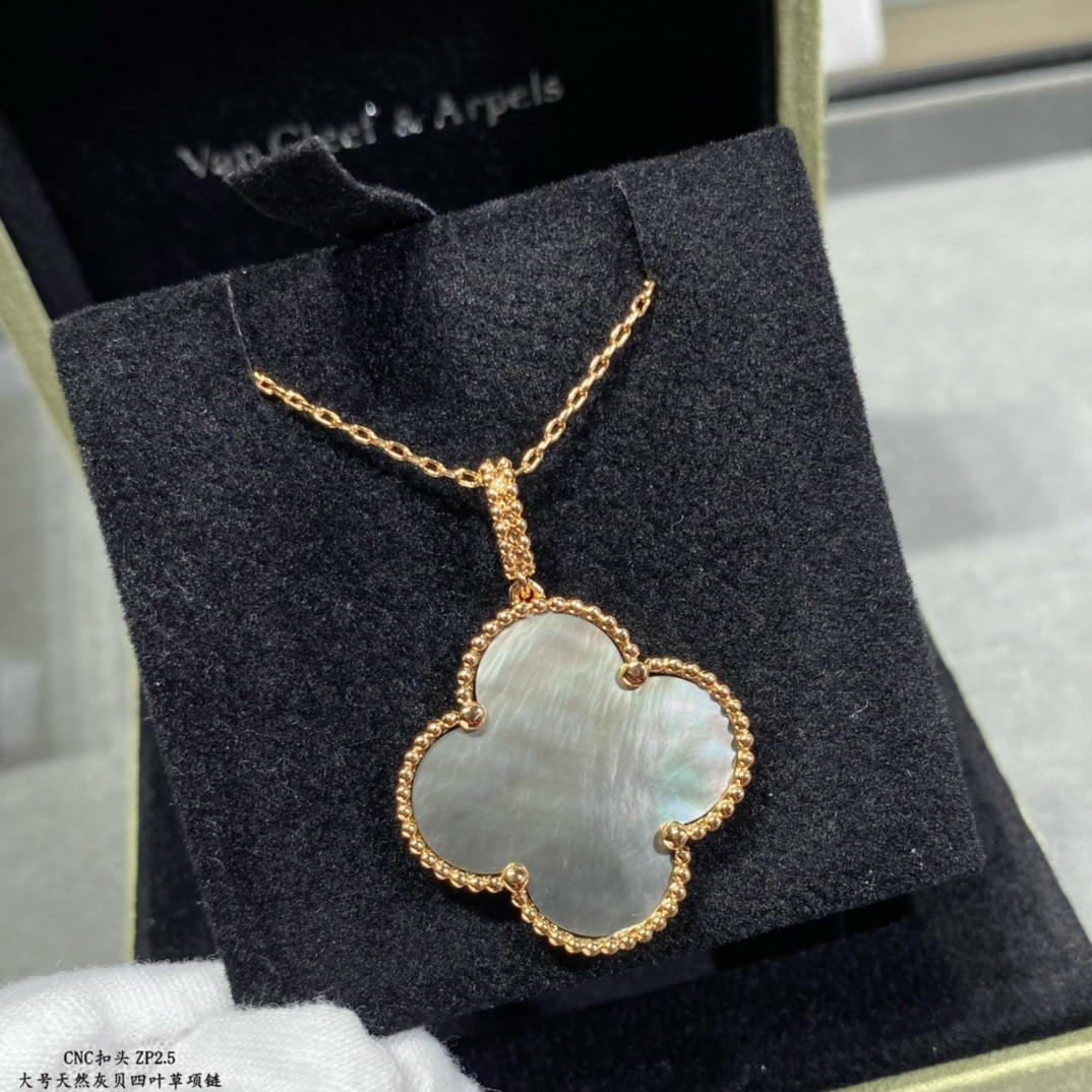 V*N CL*F & Arpels Large Four Leaf Clover Necklace Diameter approx 2.5cm,Chain length approx 80cm
