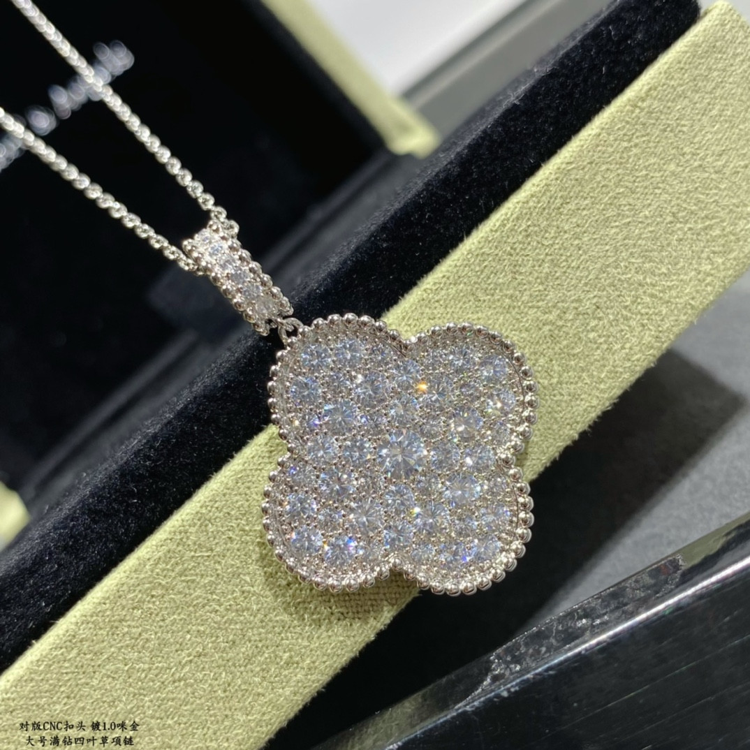 V*N CL*F & Arpels Large Four Leaf Clover Necklace Diameter approx 2.5cm,Chain length approx 80cm
