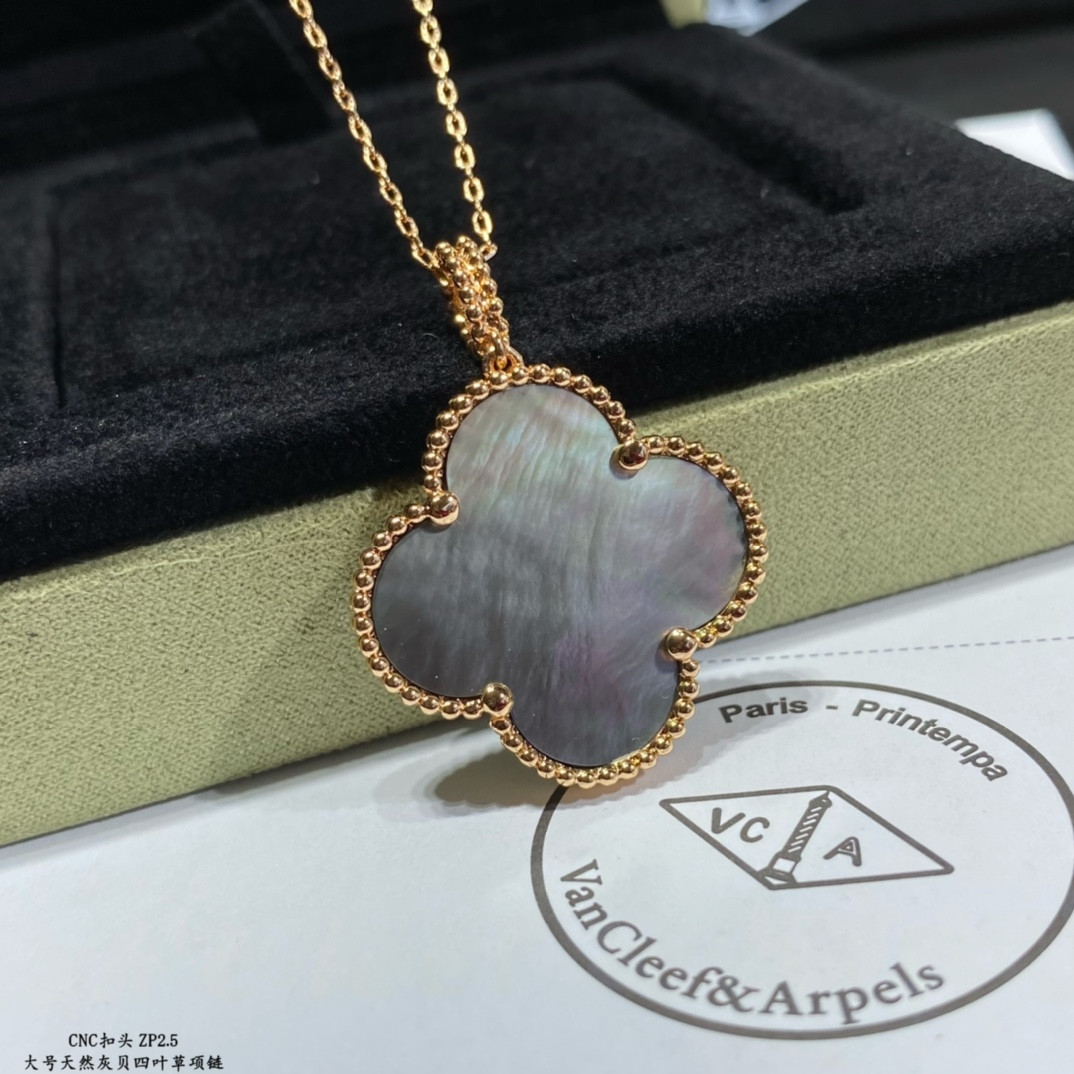 V*N CL*F & Arpels Large Four Leaf Clover Necklace Diameter approx 2.5cm,Chain length approx 80cm