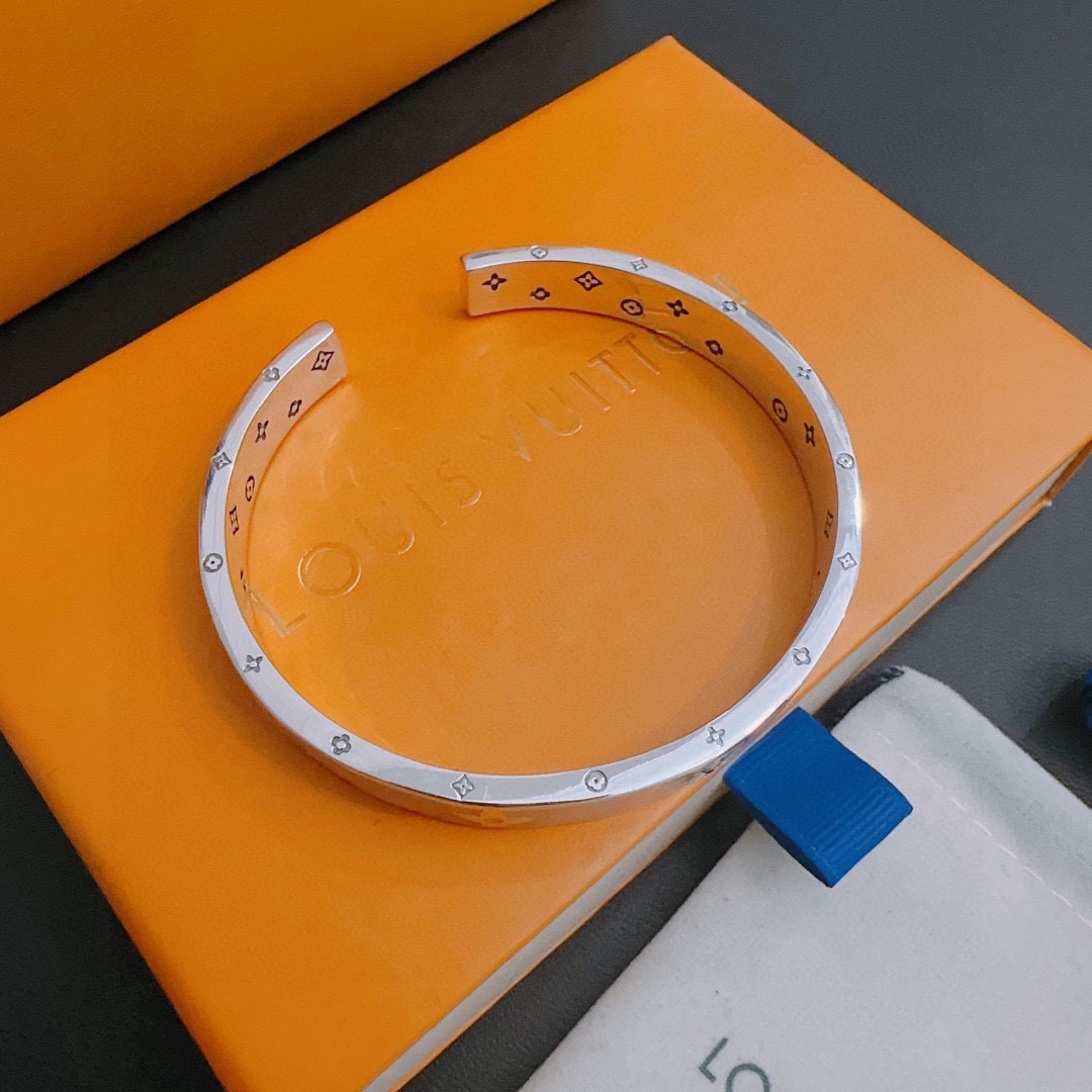 L0*is V*t0n Bracelet