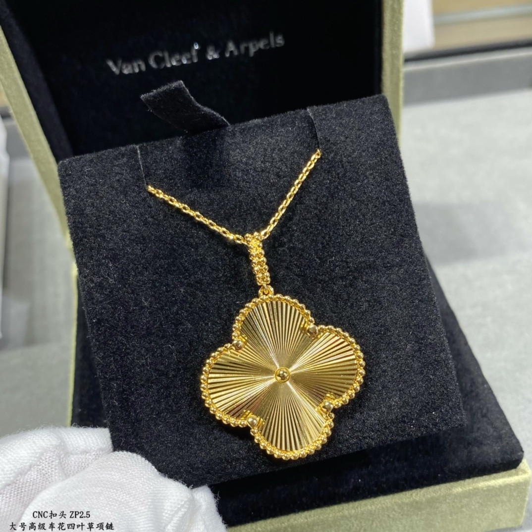 V*N CL*F & Arpels Large Four Leaf Clover Necklace Diameter approx 2.5cm,Chain length approx 80cm