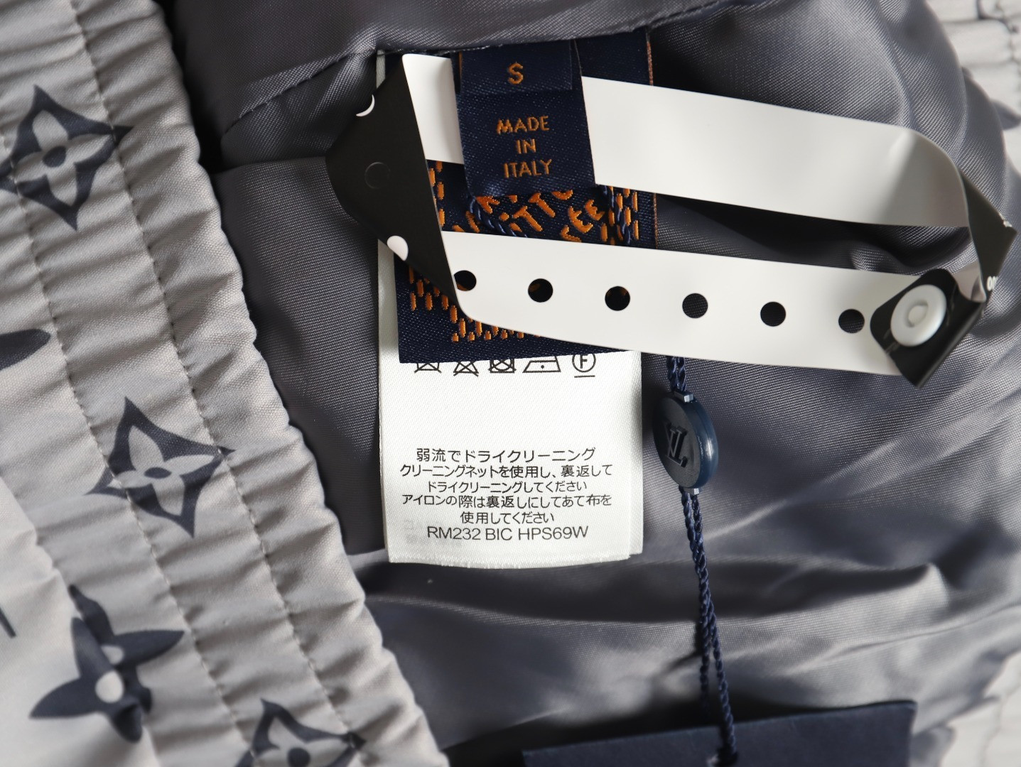 L0*is V*t0n LV Coats