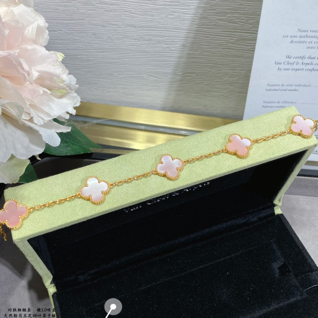 V*N CL*F & Arpels natural pink shell five-flower four-leaf clover bracelet