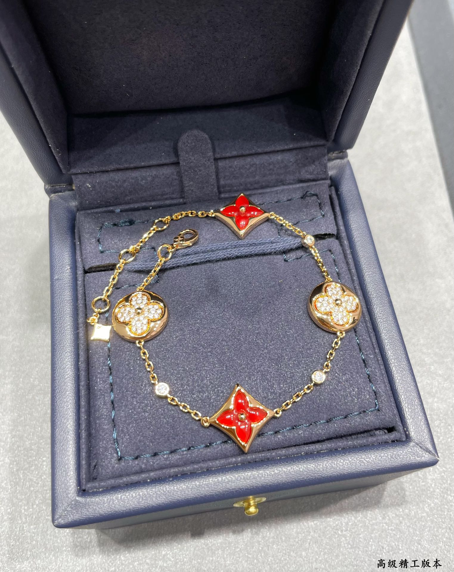 L0*is Vuitto Large with Red Agate and Diamonds Four-Flower Bracelet