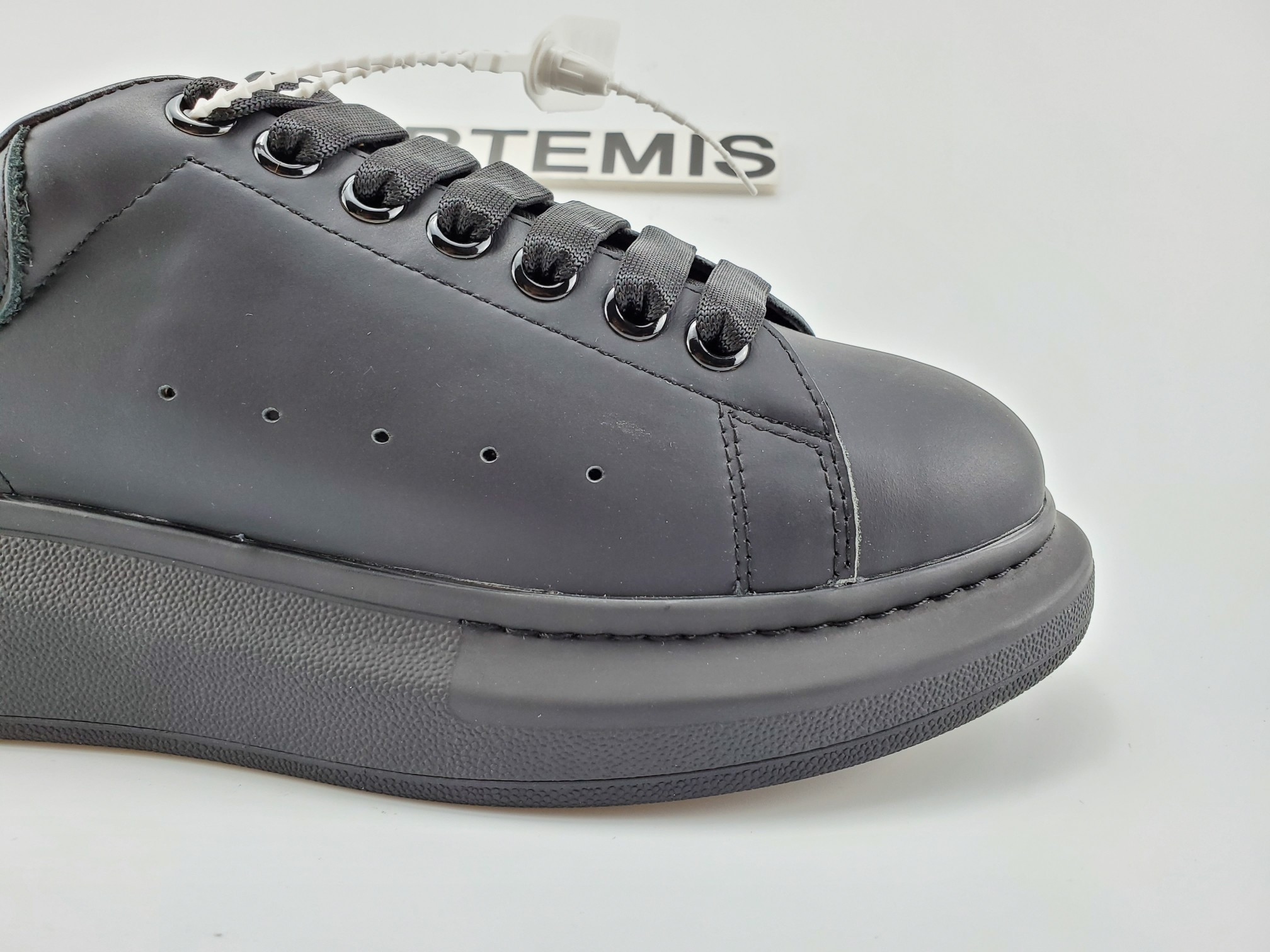 Ale*d*r M*Q*en Trainers Black
