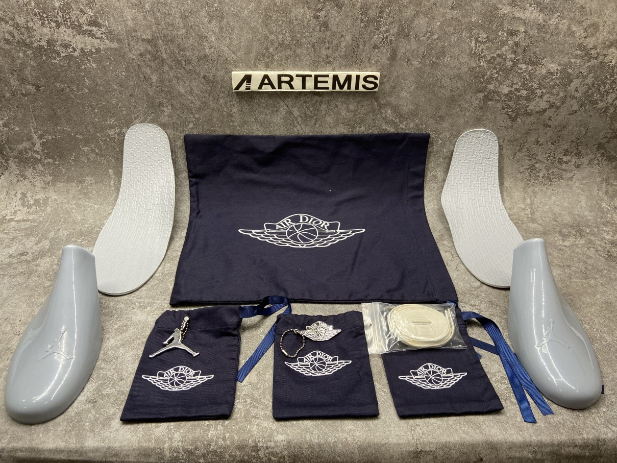 Air Jordan 1 Retro High D*0r (Blue Box Version)