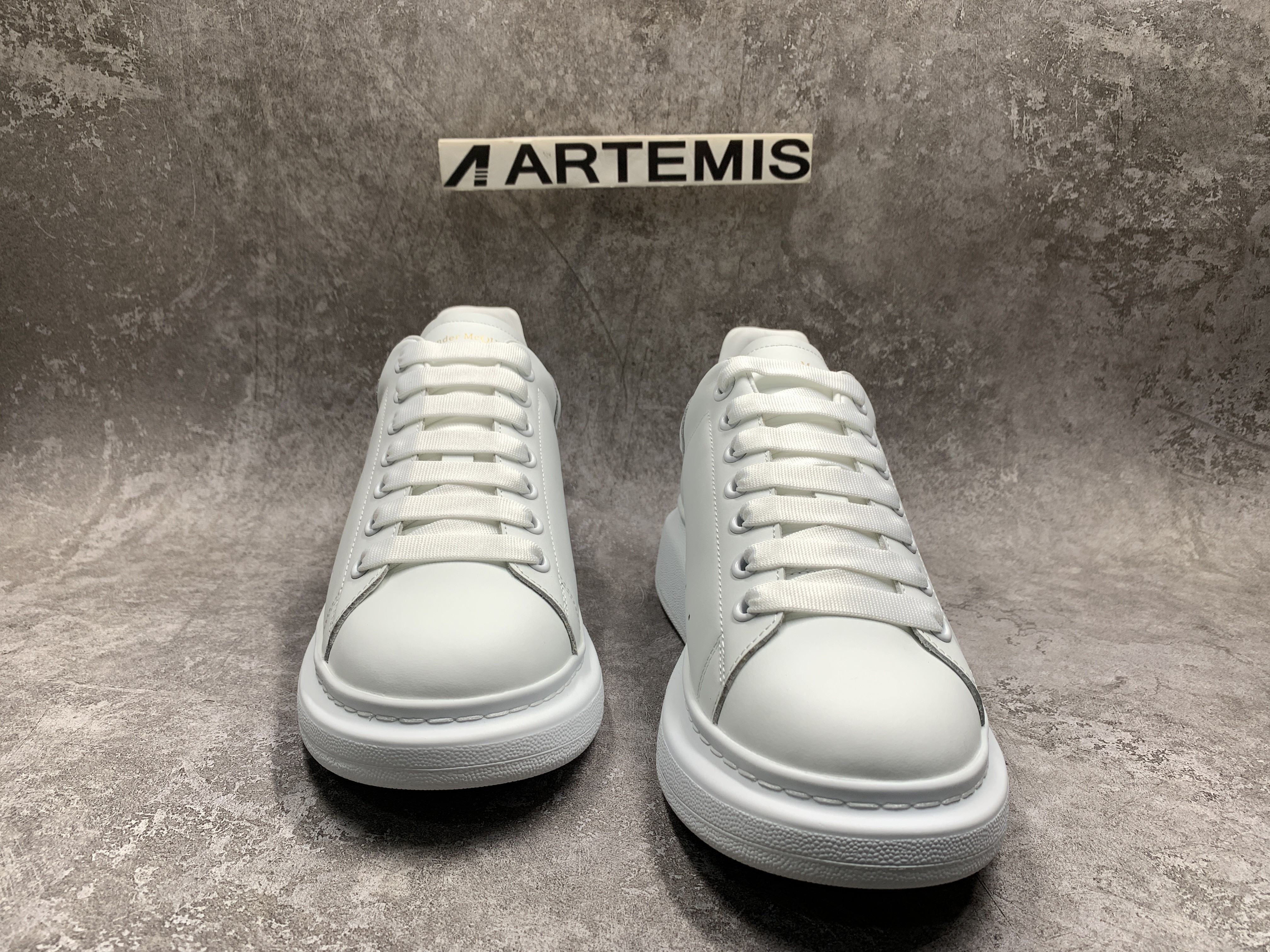 Ale*d*r M*Q*en Oversized White