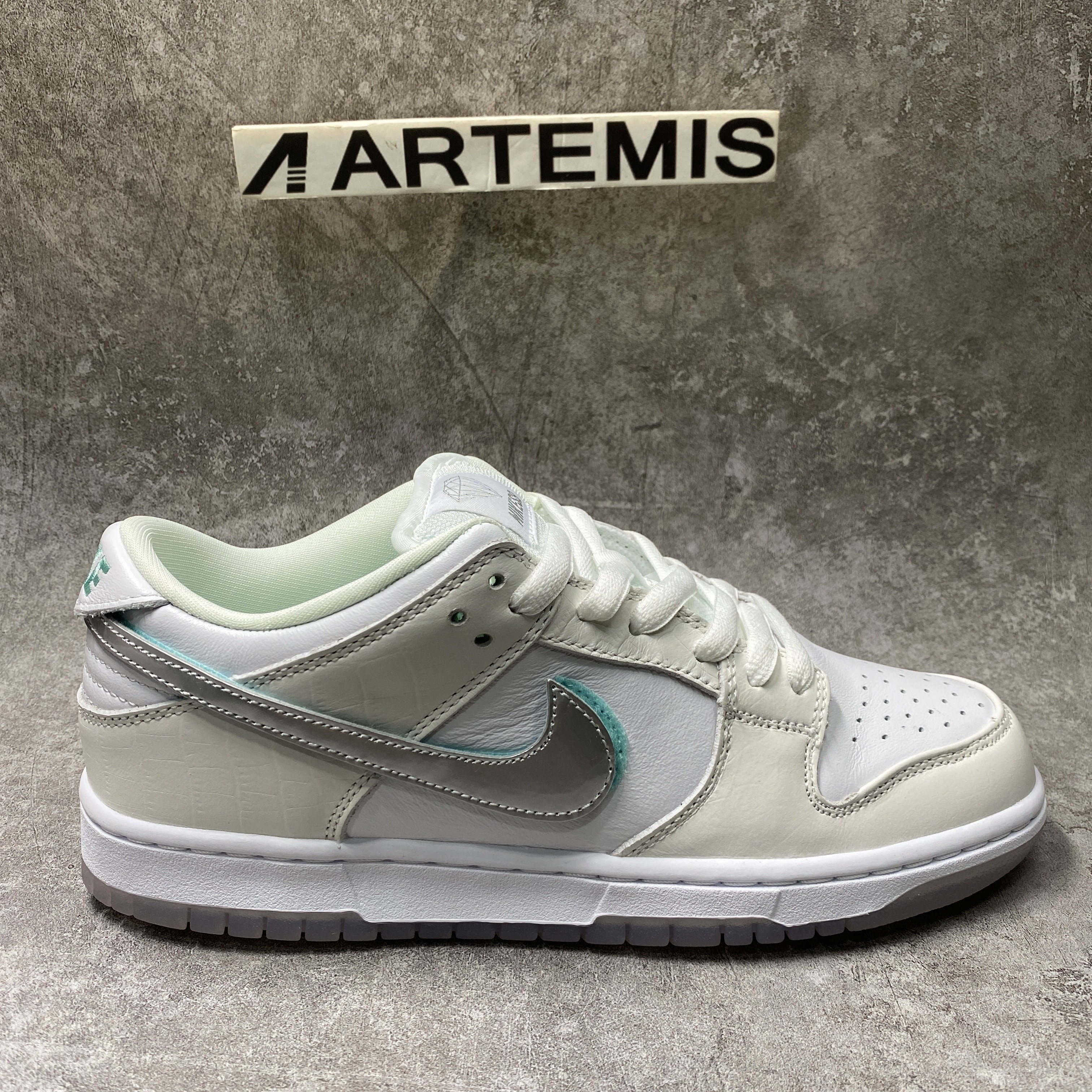 Nike SB Dunk Low Diamond S*pply Co White Diamond