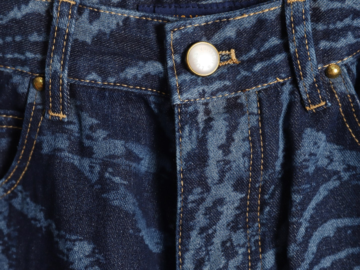 L0*is V*t0n LV shorts