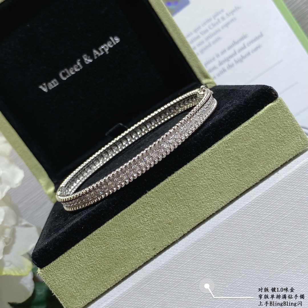 V*N CL*F & Arpels narrow single row full diamond bracelet