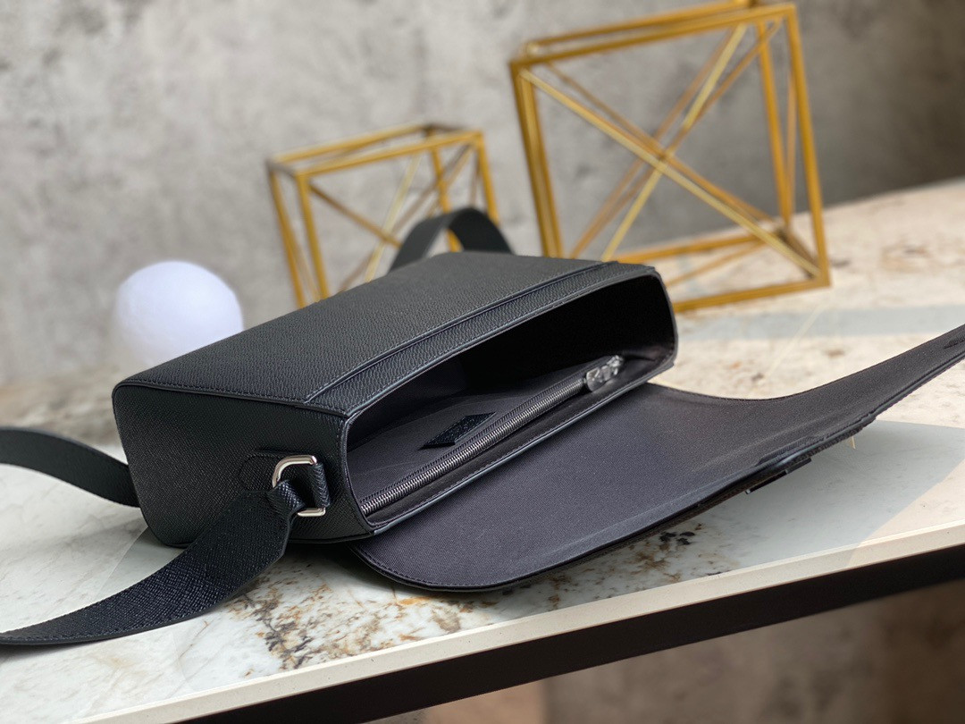 LV NEW FLAP MESSENGER M30807