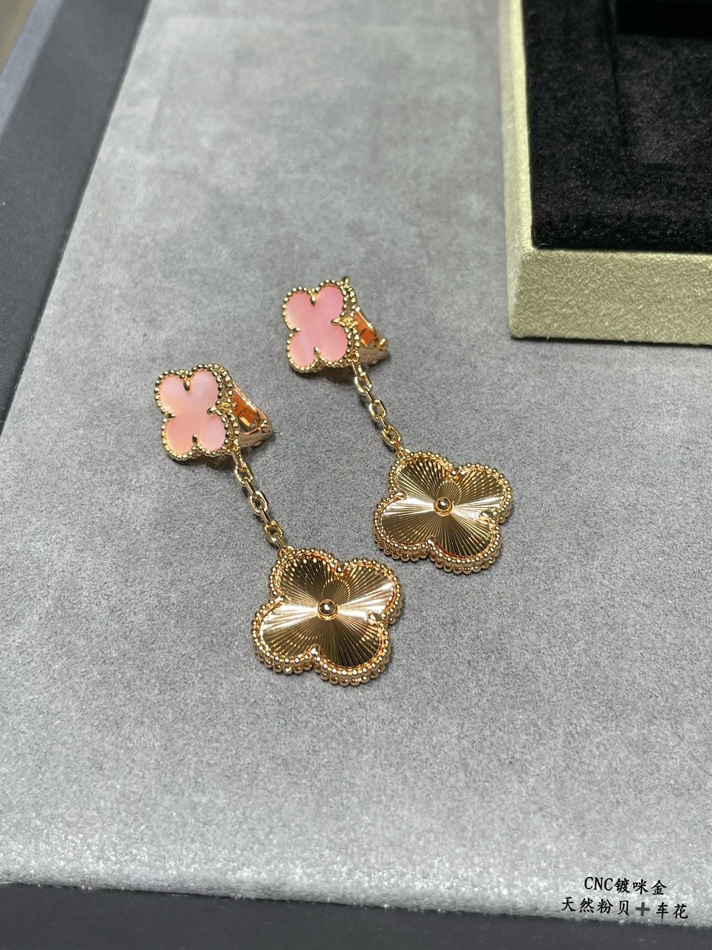 V*N CL*F & Arpels Two flower four leaf clover Earrings(No refund or exchange)