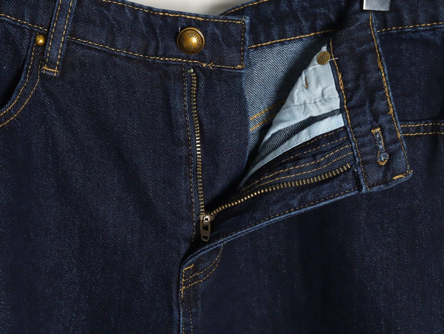 L0*is V*t0n LV 25ss shorts