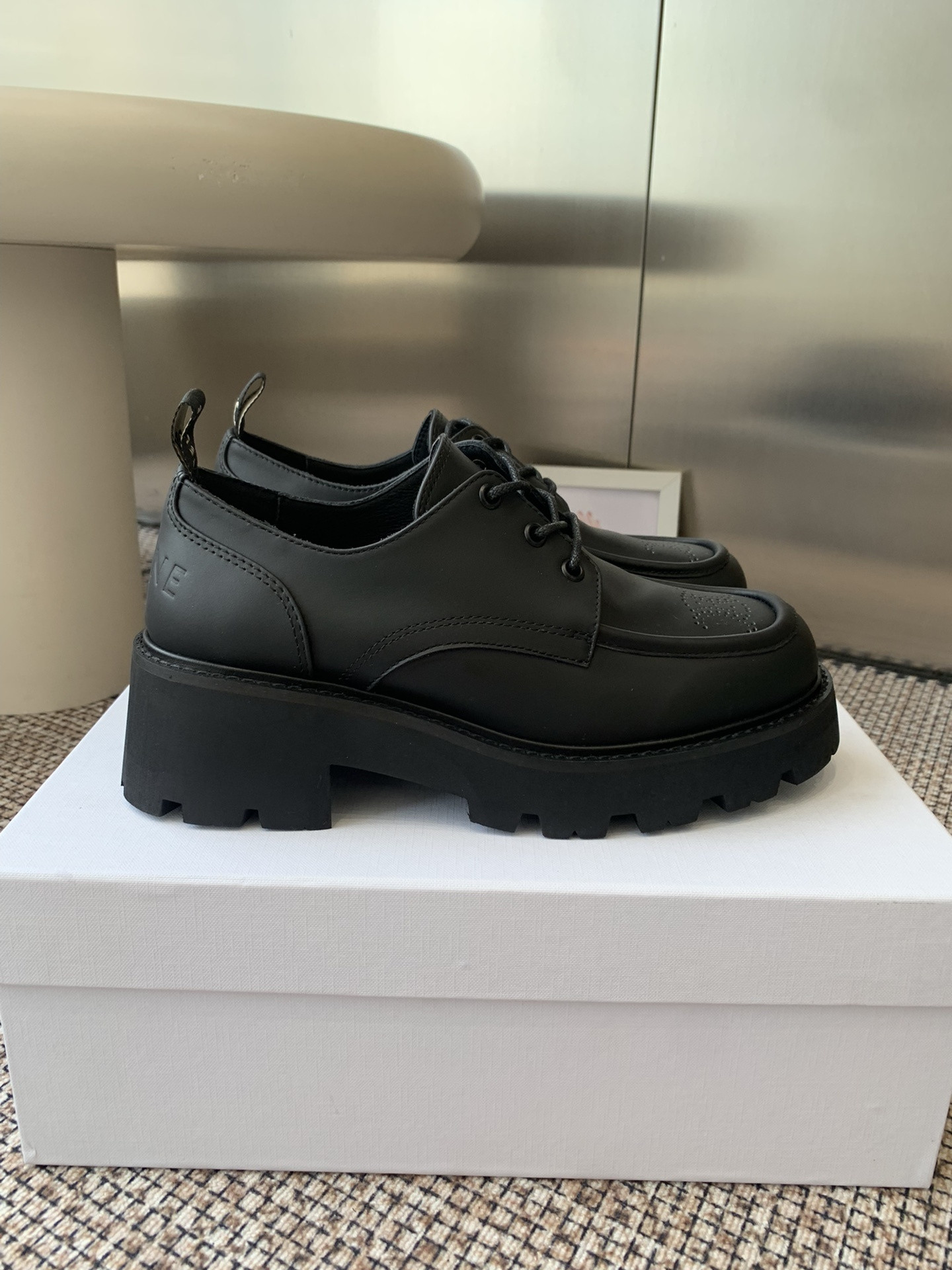 UA Ce**e TRIOMPHE DERBIES IN SHINY BULL