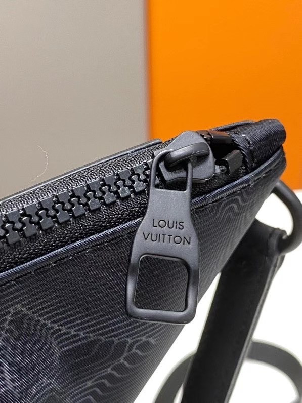 LV L0*is V*t0n 2054 REVERSIBLE POUCH M80142