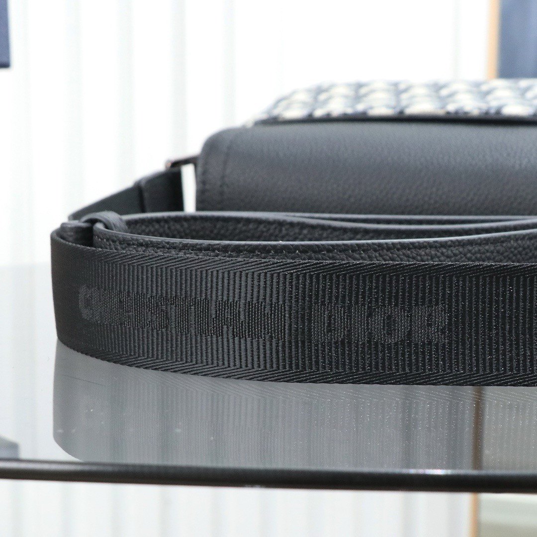 D*0r Saddle Messenger Bag with Flap 23 x18 x6cm