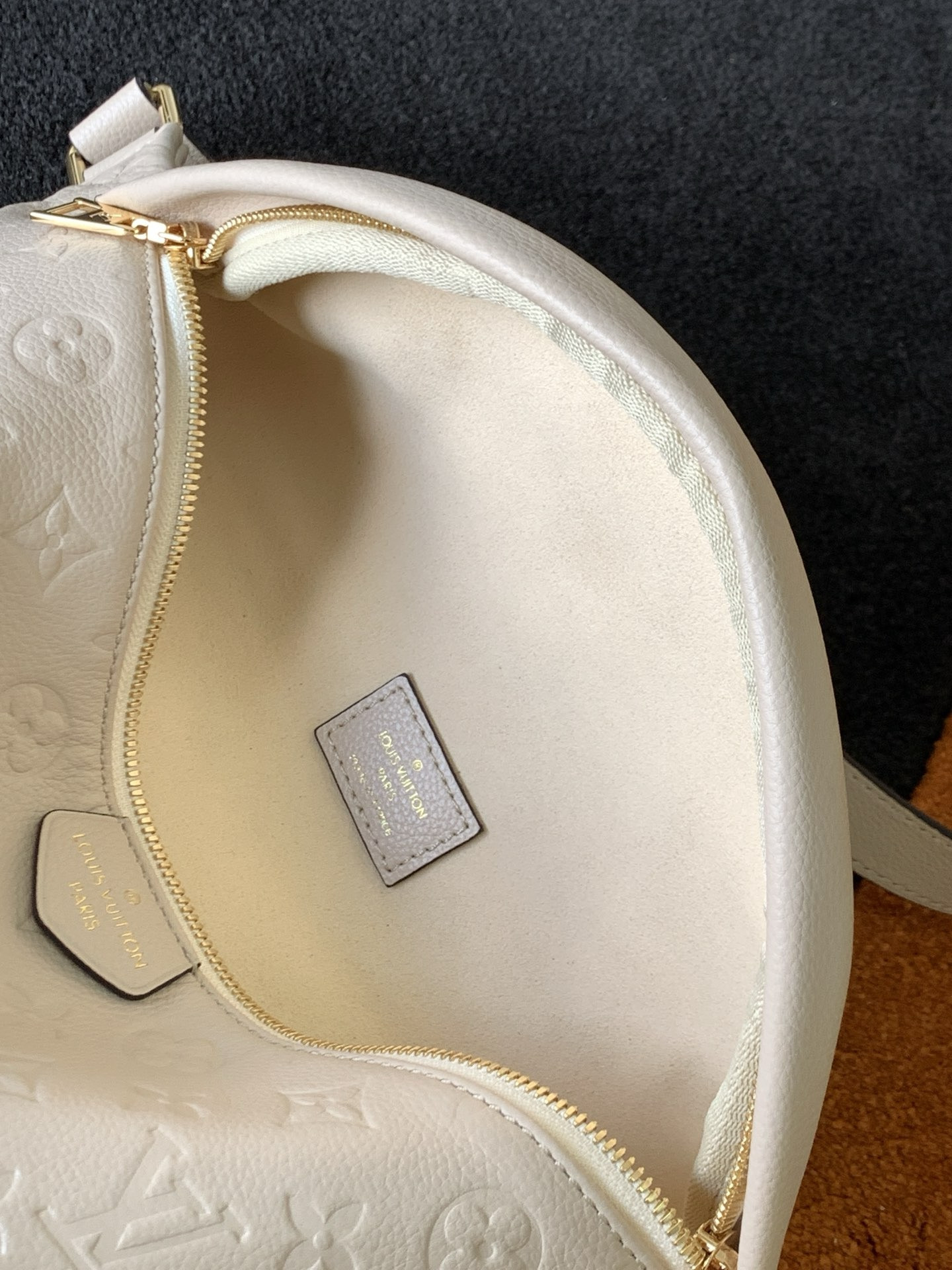 L0*is V*t0n LV Bumbag Monogram Empreinte Creme M44836 37 x14 x20CM