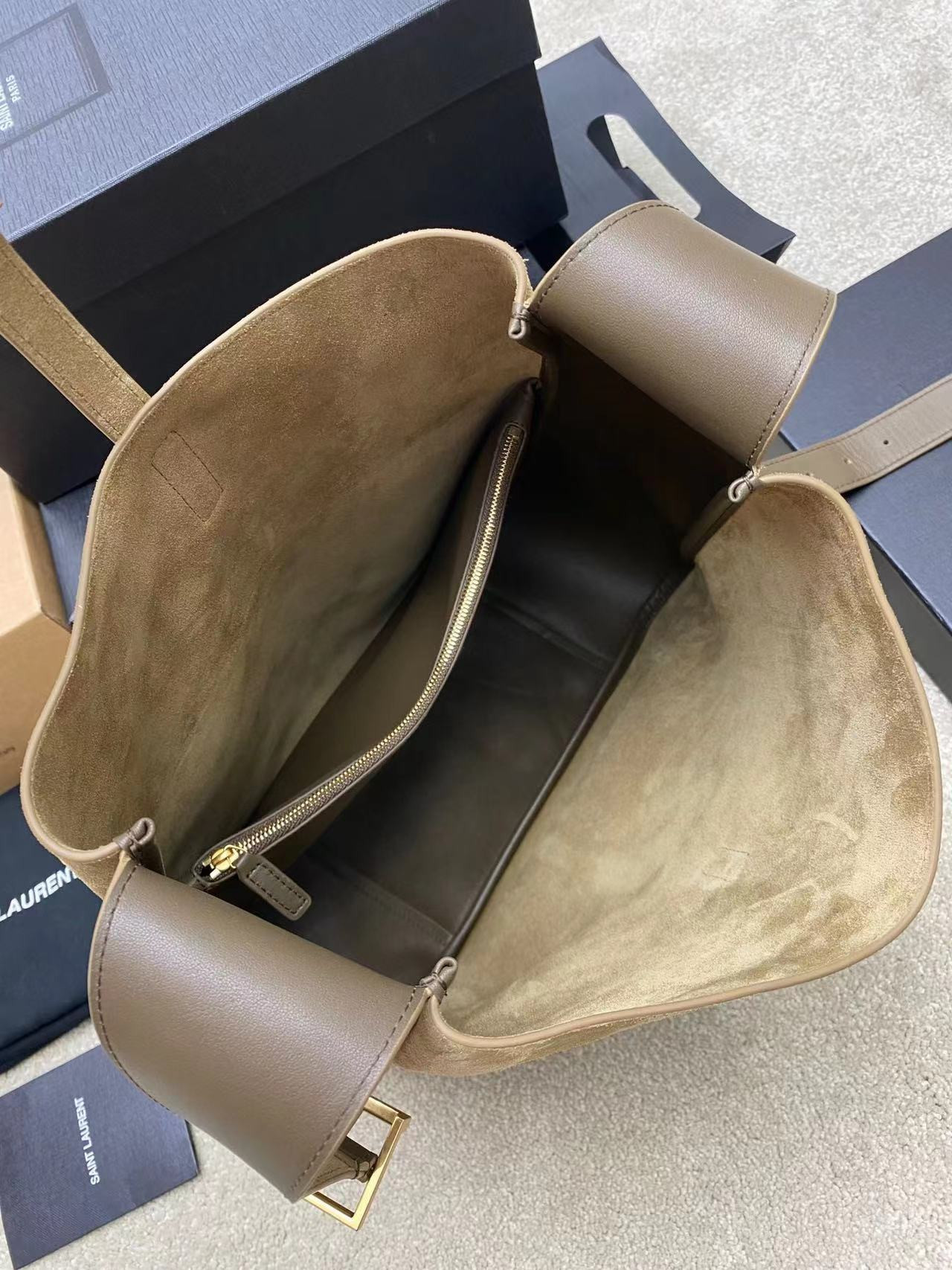 Y*L LE 5 À 7 S*pPLE LARGE IN SUEDE 30 X 31 X 13 CM