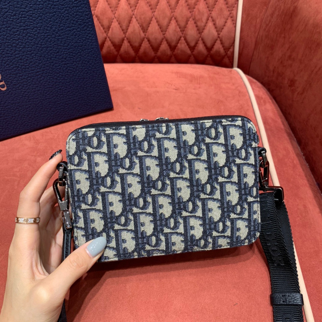 D*0r POUCH WITH SHOULDER STRAP 17cm