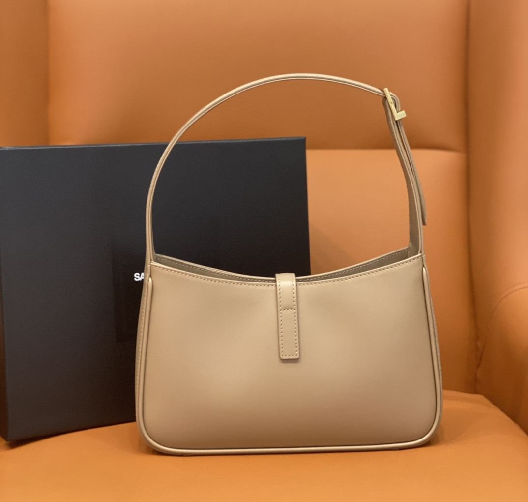 Y*L LE 5 À 7 IN SMOOTH LEATHER IVOIRE NATUREL 23 X 16 X 6.5 CM