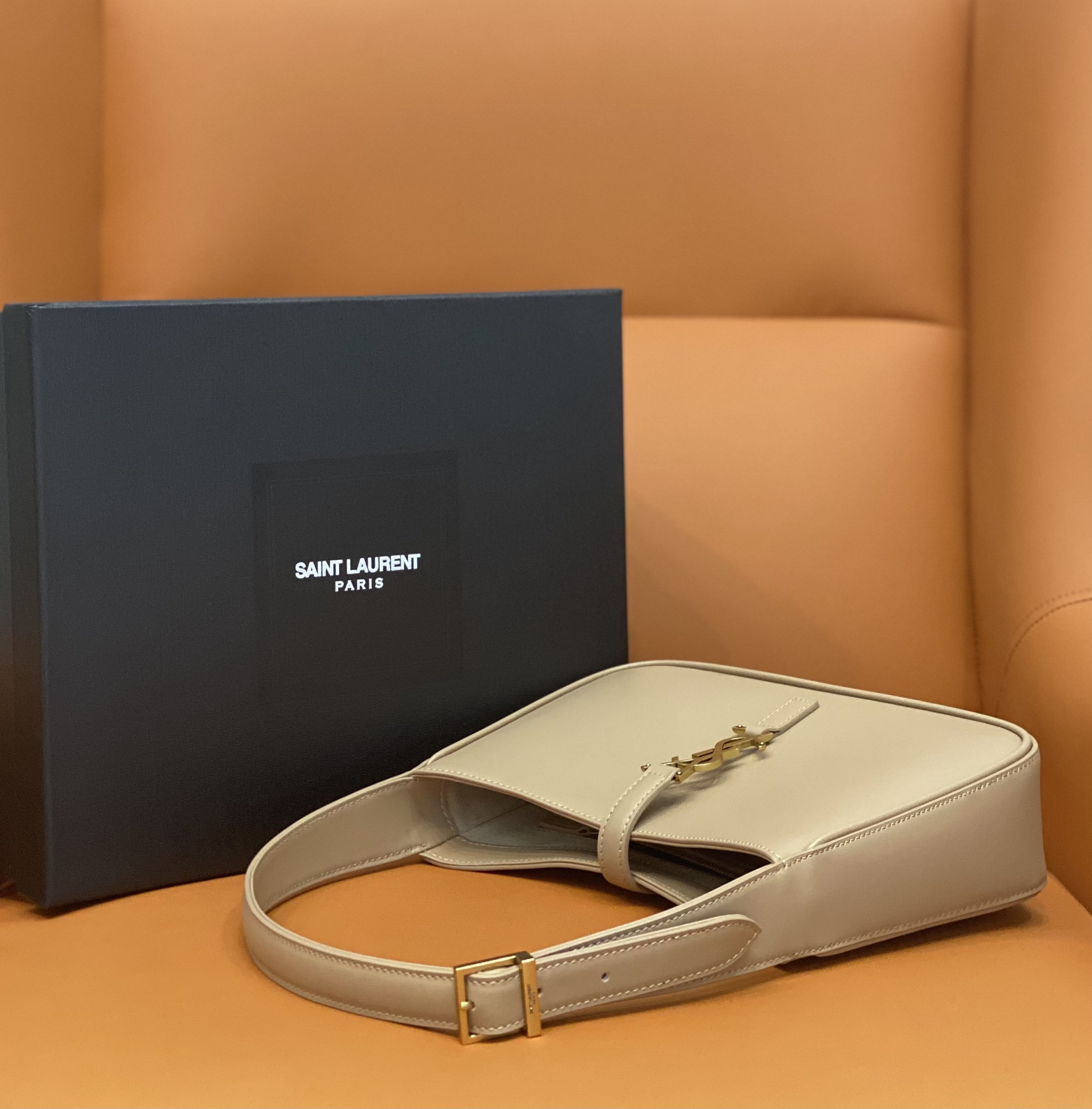 Y*L LE 5 À 7 IN SMOOTH LEATHER IVOIRE NATUREL 23 X 16 X 6.5 CM