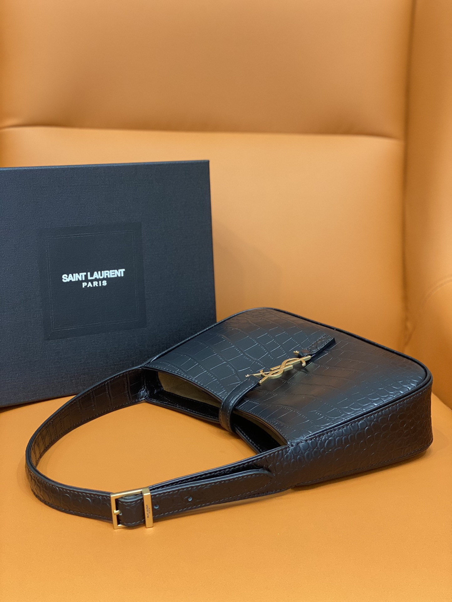 Y*L LE 5 À 7 IN CROCODILE-EMBOSSED SHINY LEATHER NOIR 23 X 16 X 6.5 CM