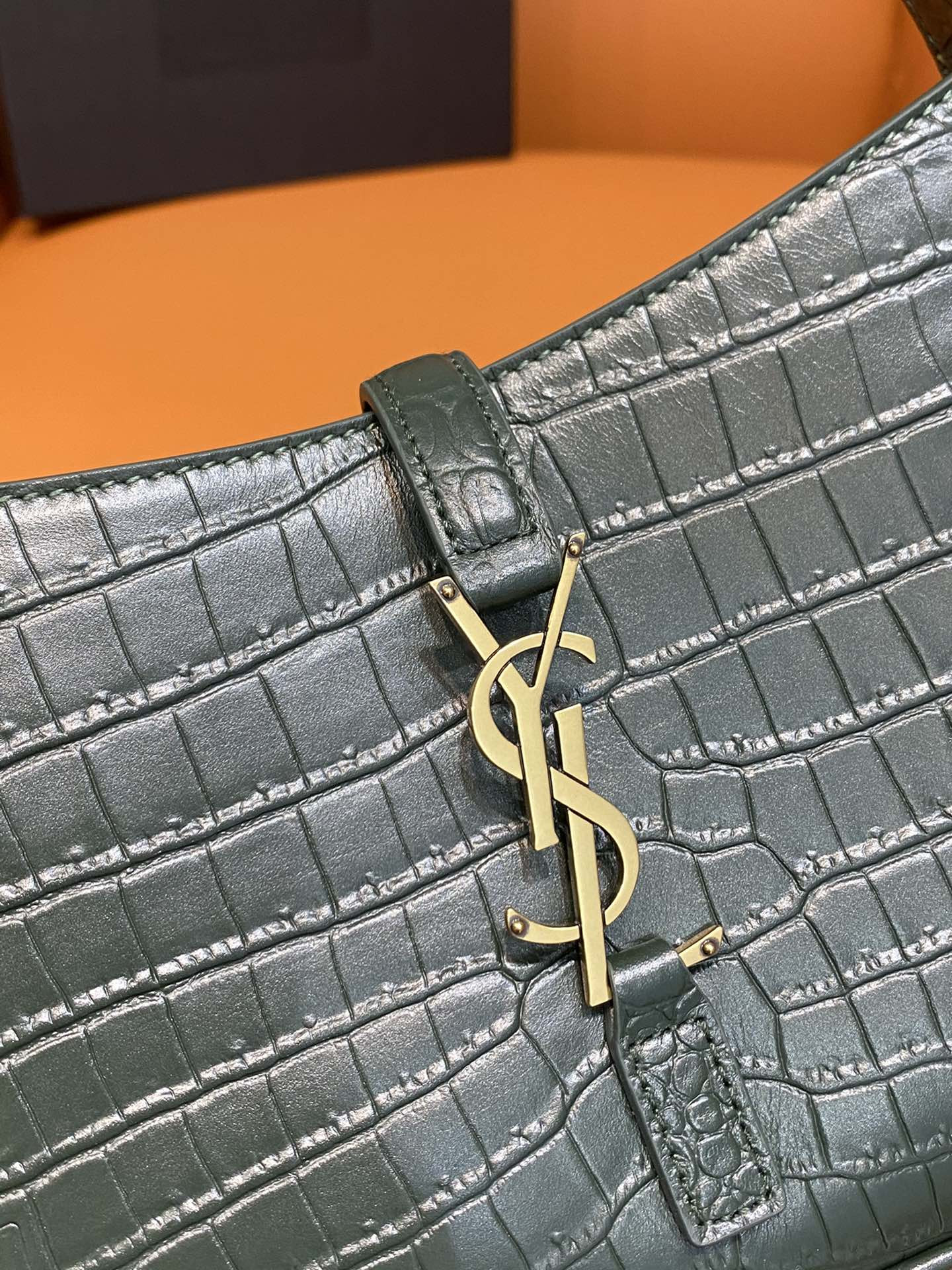 Y*L LE 5 À 7 IN CROCODILE-EMBOSSED SHINY LEATHER  23 X 16 X 6.5 CM