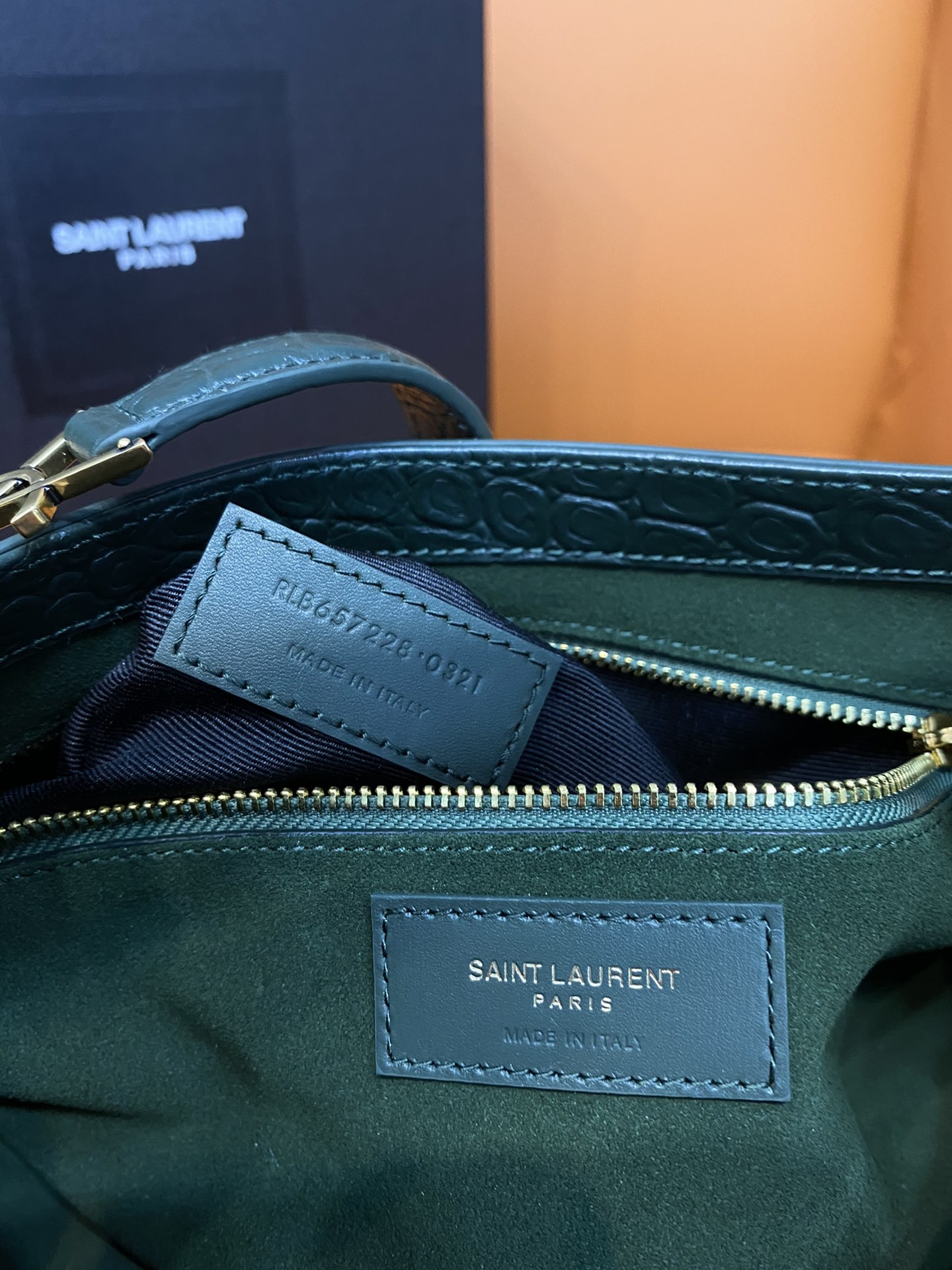 Y*L LE 5 À 7 IN CROCODILE-EMBOSSED SHINY LEATHER  23 X 16 X 6.5 CM