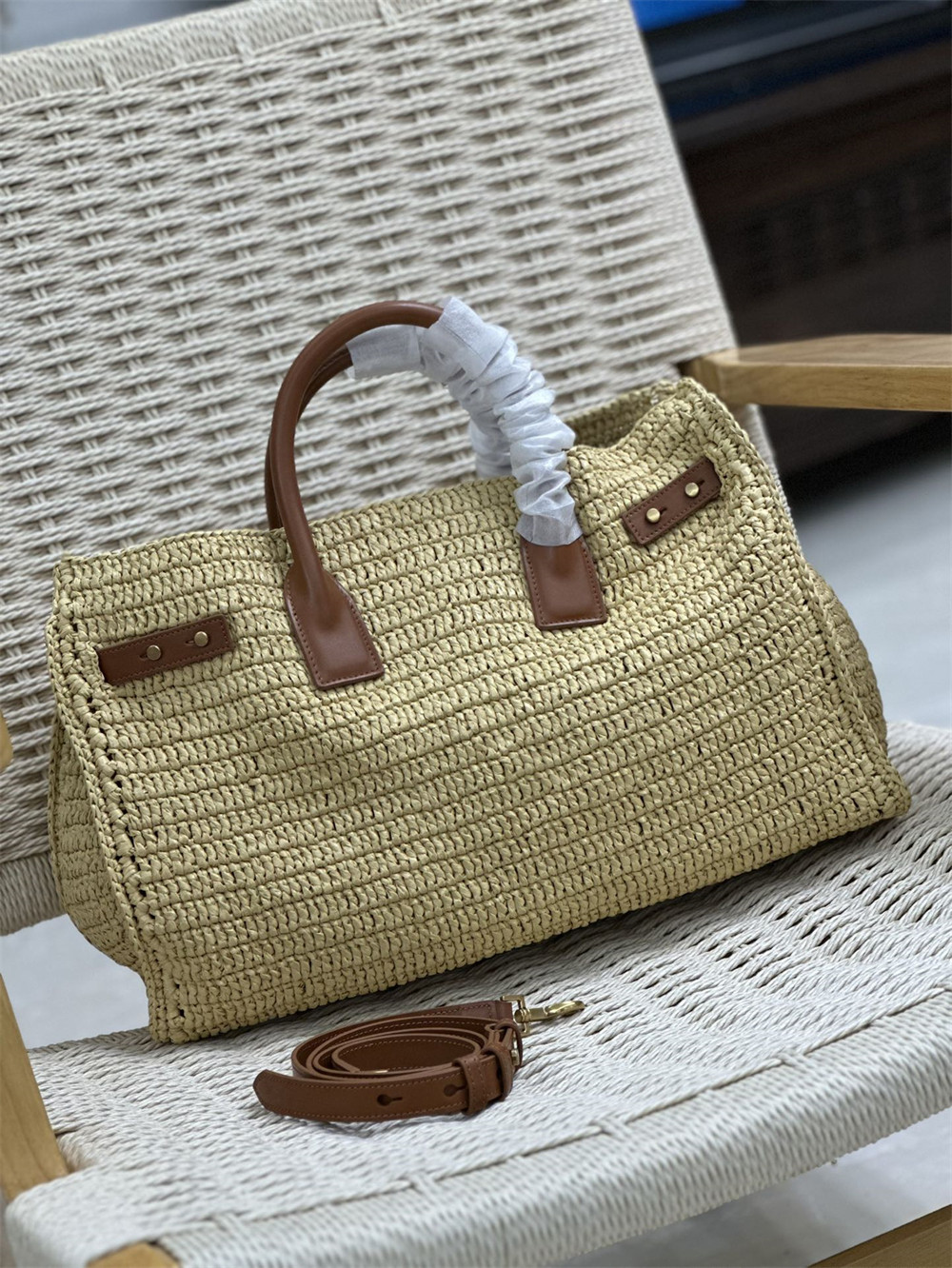 Y*L SAC DE JOUR MEDIUM S*pPLE IN RAFFIA AND VEGETABLE-TANNED LEATHER NATUREL AND BRICK