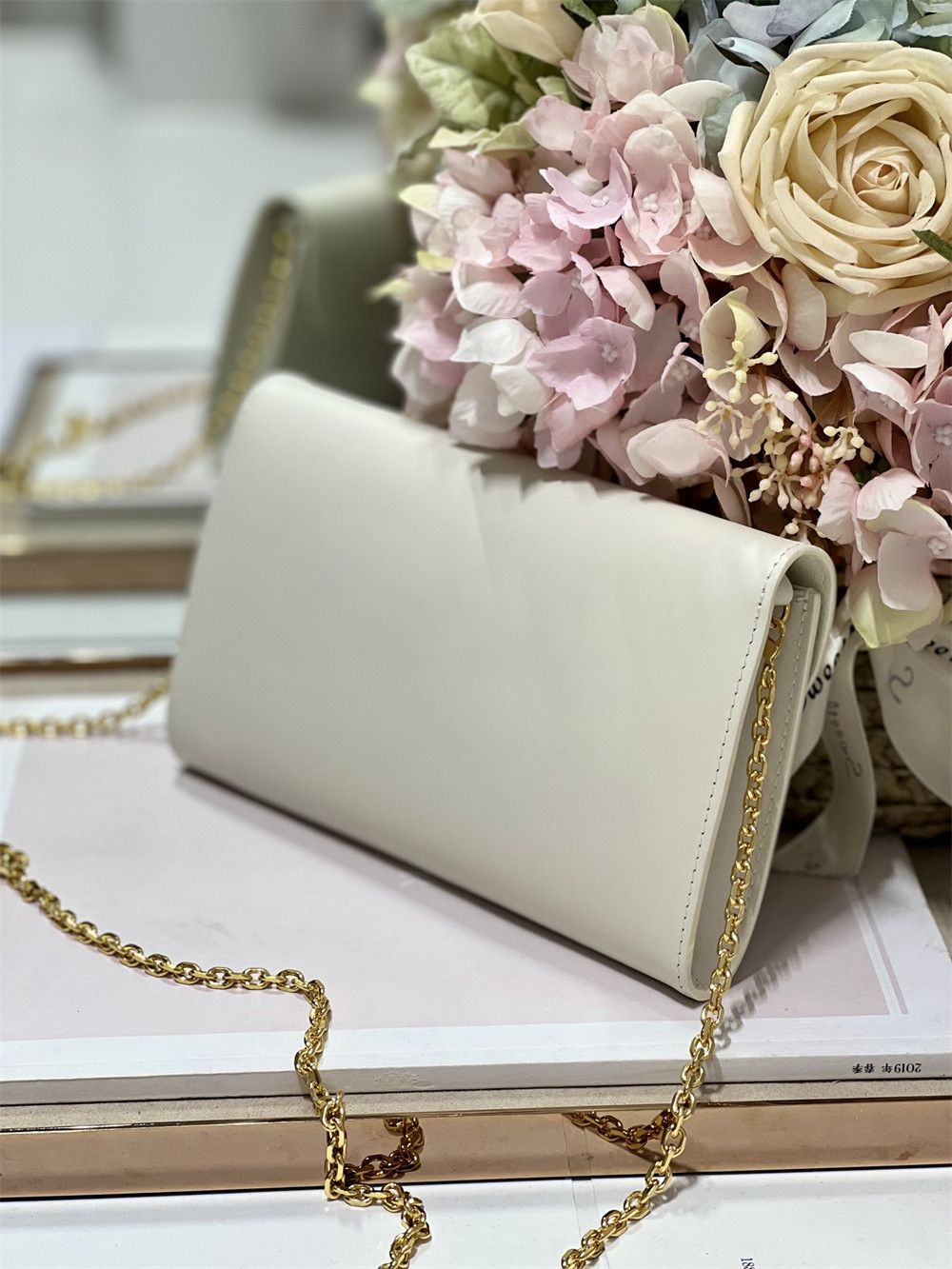 D*0r BOBBY EAST-WEST POUCH WITH CHAIN Latte Smooth Calfskin White