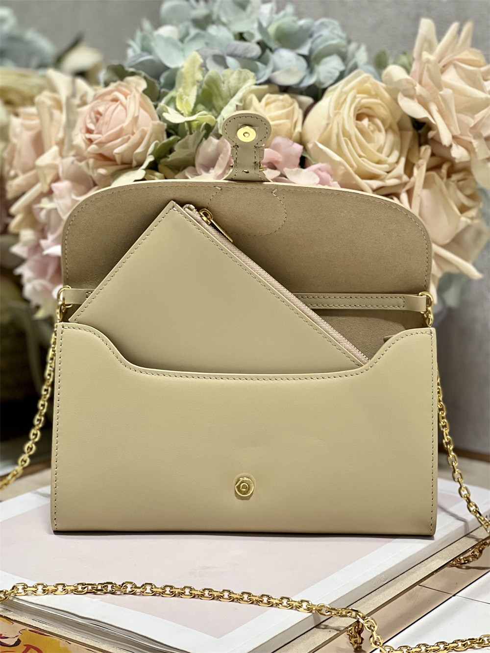 D*0r BOBBY EAST-WEST POUCH WITH CHAIN Latte Smooth Calfskin Apricot