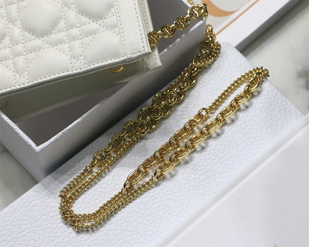 D*0r CARO ZIPPED POUCH WITH CHAIN Latte S*pple Cannage Calfskin 19 x 14 x 4.5 cm