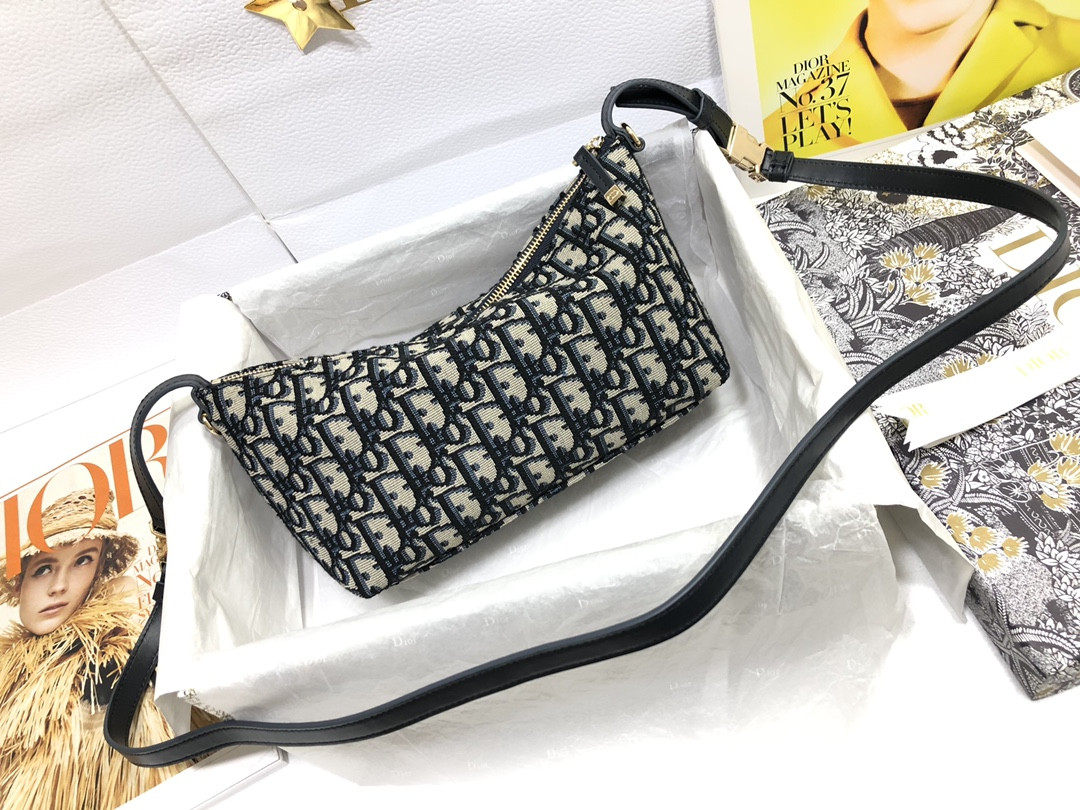 Medium D*0r travel Nomad Pouch