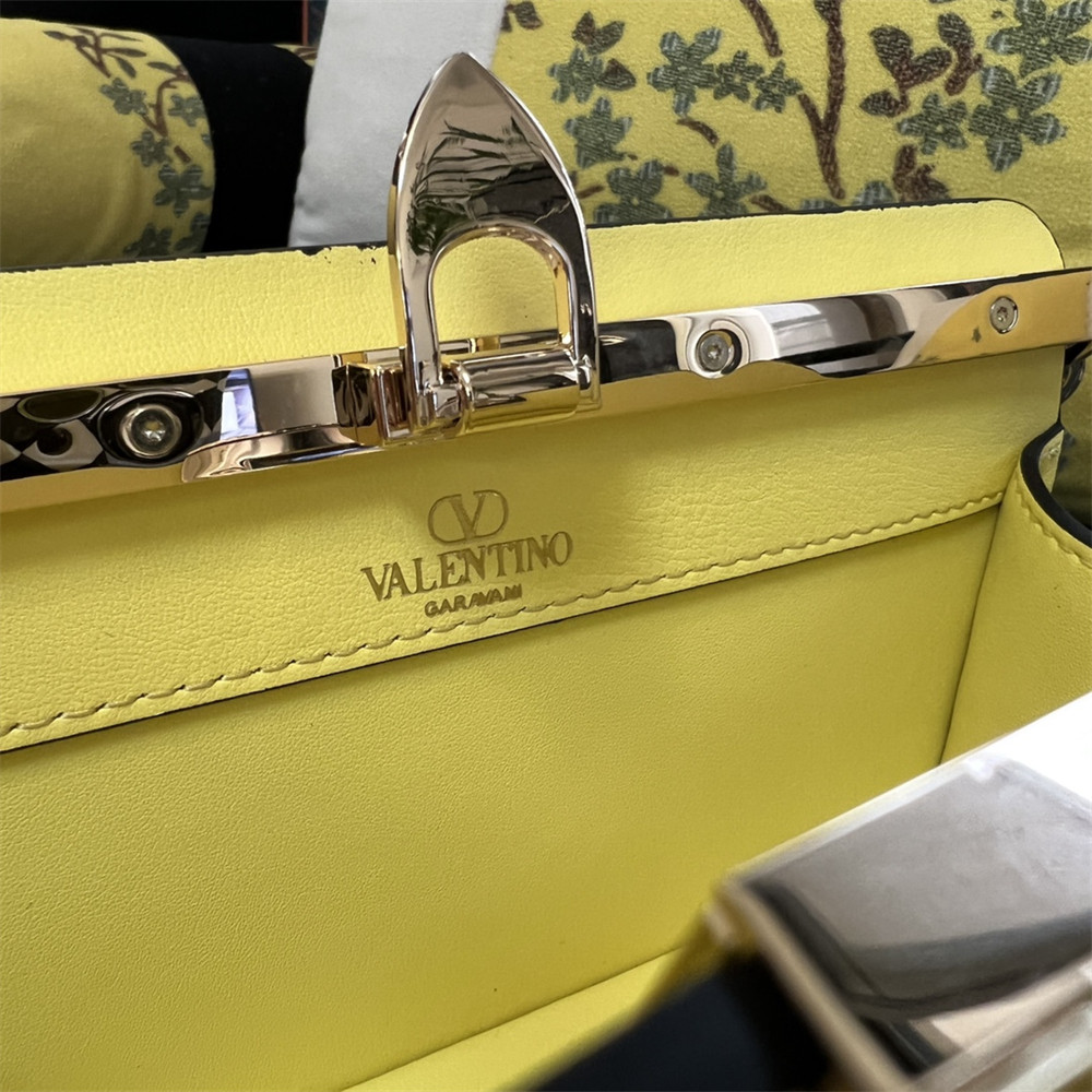 va*t*no GARAVANI ROCKSTUD23 SMALL SMOOTH CALFSKIN SHOULDER BAG YELLOW