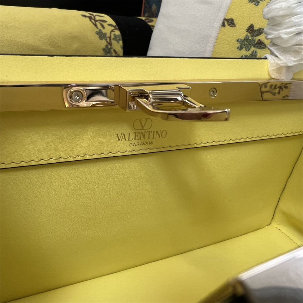va*t*no GARAVANI ROCKSTUD23 smooth calfskin handbag Yellow