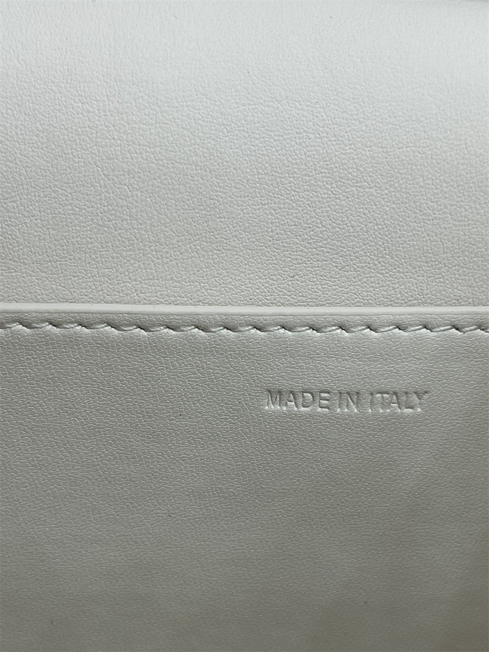 va*t*no GARAVANI LOCÒ CALFSKIN SHOULDER Small BAG With white hardware 22 x 16  x 7 cm